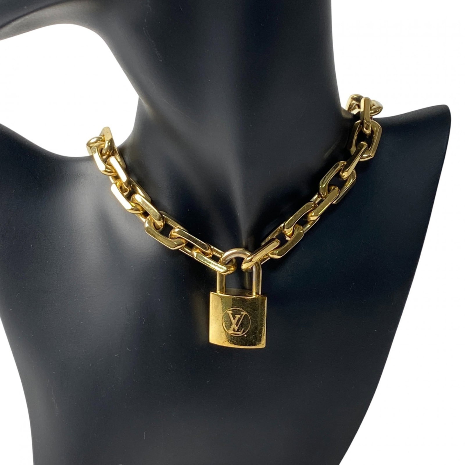 Louis Vuitton Men'S Collier Lv Edge Cadena Necklace Mp2993: Louis Vuitton Men'S Collier Lv Edge Cadena Necklace Mp2993 Gold Louis Vuitton Men's Collier Lv Edge Cadena Necklace with 47cm gold chain and 35mm x 22mm pendant, bearing a signature. The necklace has