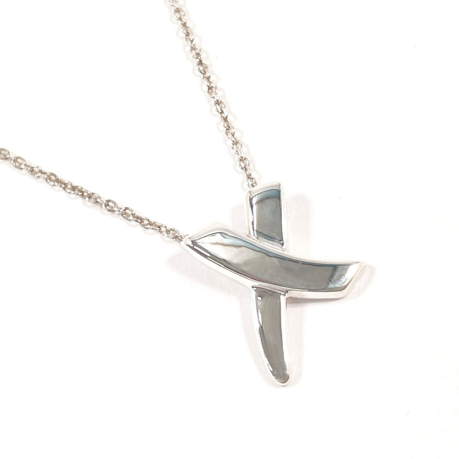 Tiffany & Co. Tiffany Graffiti X Kiss Paloma Picasso Necklace In 925 Sterling Silver For Women: Tiffany & Co. Tiffany Graffiti X Kiss Paloma Picasso Necklace In 925 Sterling Silver For Women Tiffany & Co.'s Graffiti X Kiss Paloma Picasso Necklace in sterling silver is a striking piece, featuring