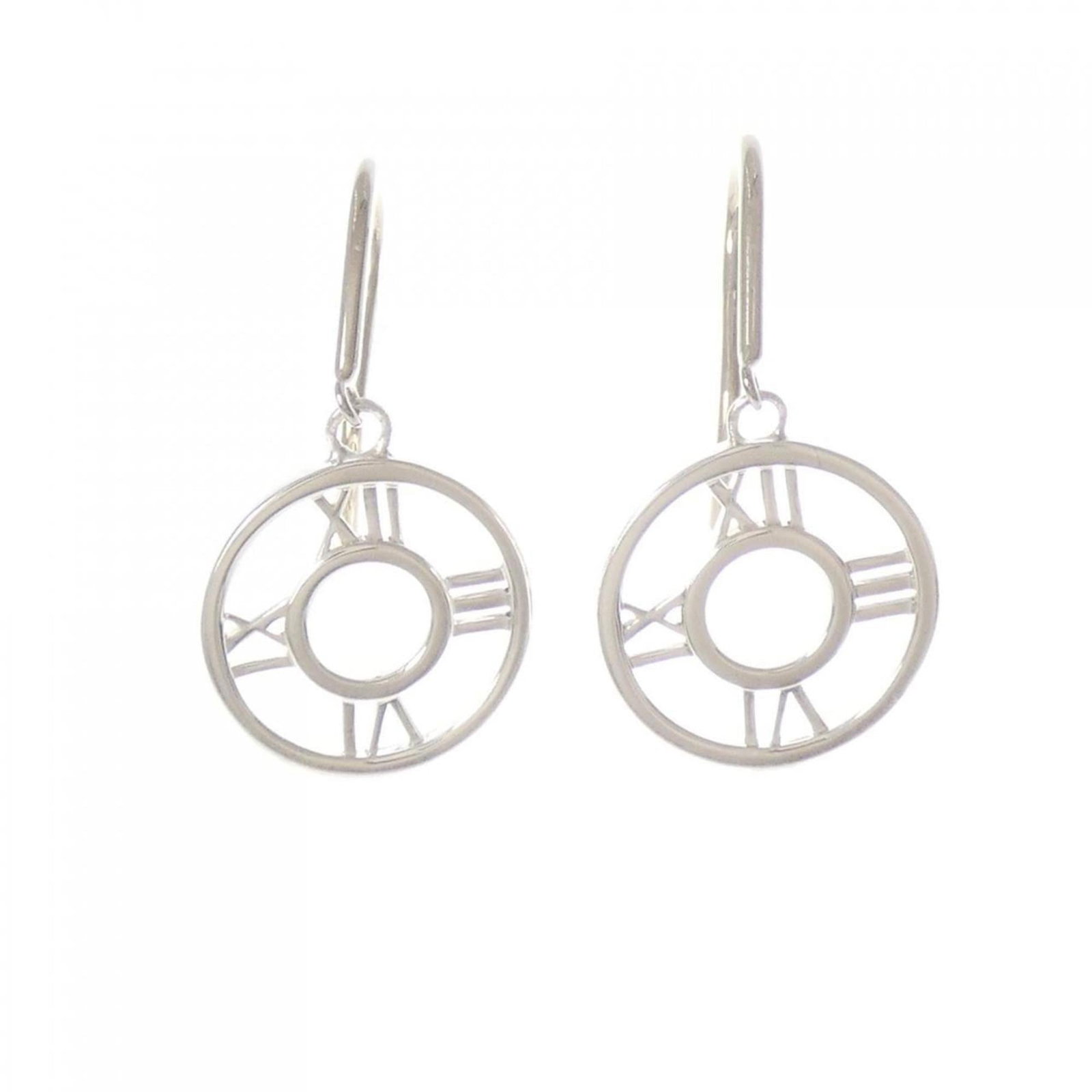 Silver 925 stud earrings by Tiffany: Silver 925 stud earrings by Tiffany Silver 925 stud earrings by Tiffany, featuring a sleek and sophisticated design in high-quality silver. Made with durable materials, these earrings are a great