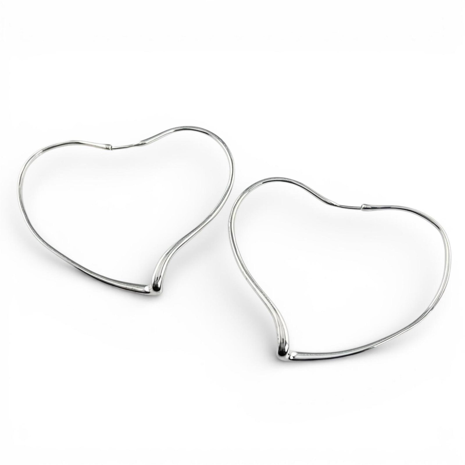 Tiffany Hoop Earrings Silver 925: Tiffany Hoop Earrings Silver 925 Tiffany's silver hoop earrings, crafted from 925 sterling silver, offer a sleek and sophisticated design. With a size of 40mm x 50mm, these earrings feature a classic