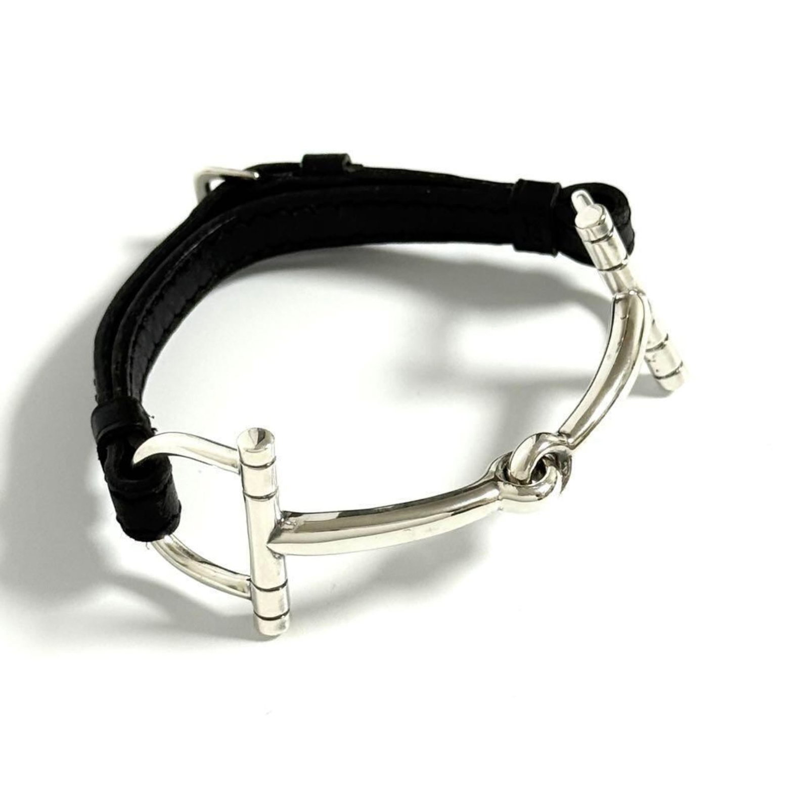 Hermes Charm Bracelet Leather Silver 925: Hermes Charm Bracelet Leather Silver 925 Leather and silver 925 come together in sleek black and silver hues, defining the Hermes Charm Bracelet. This used item boasts mint condition, like new