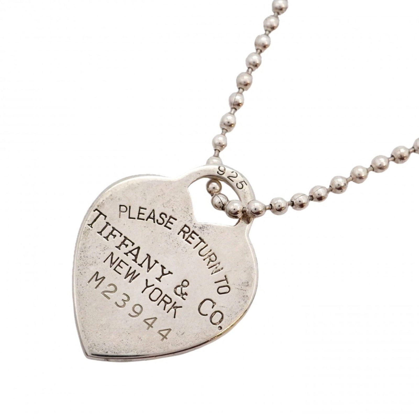 Women's Sterling Silver Necklace With Tiffany & Co Return: Women's Sterling Silver Necklace With Tiffany & Co Return Sterling silver necklace with Tiffany & Co return, featuring a beautiful pendant. The necklace has a 87cm circumference and measures 29.9mm x