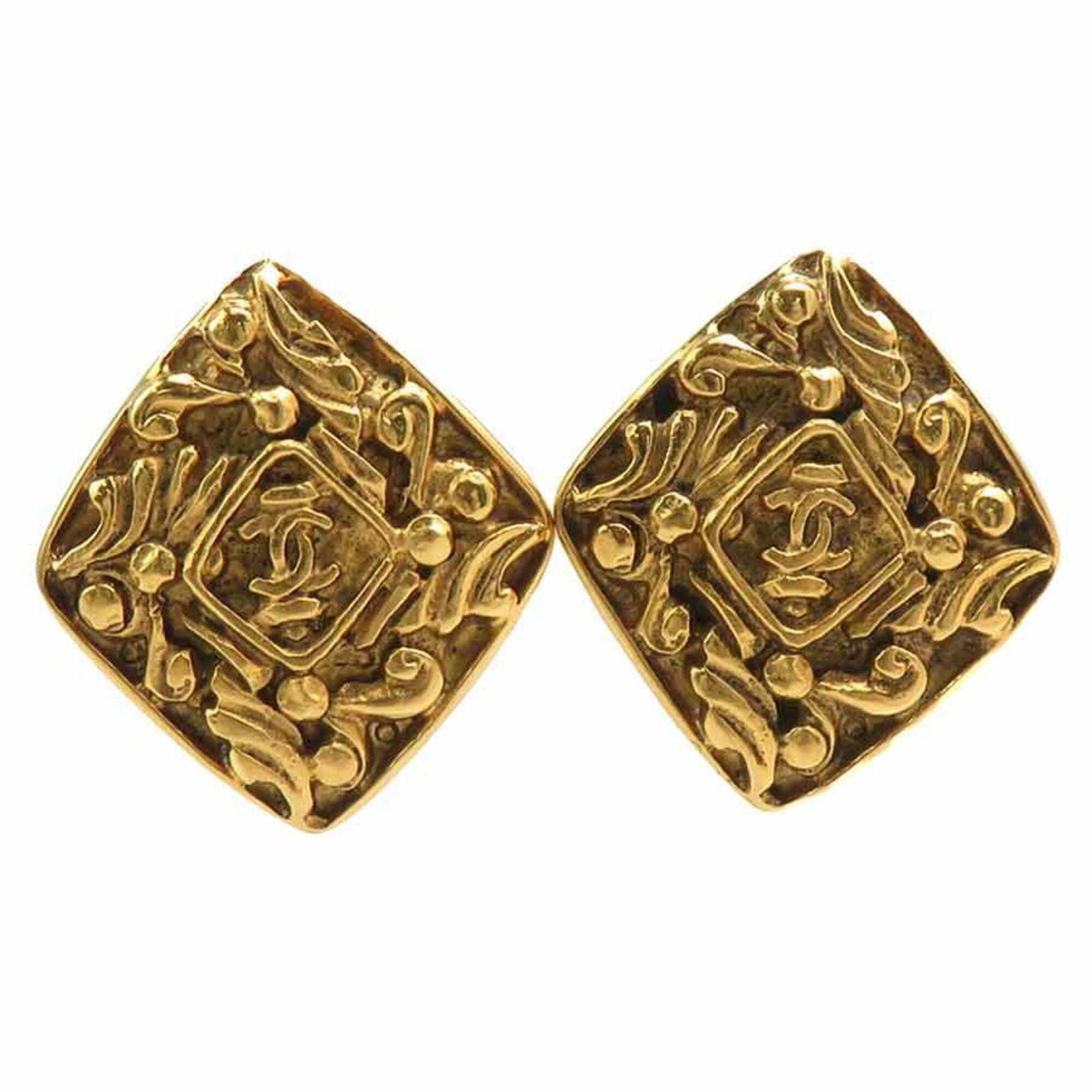 Clip earrings metal by Chanel: Clip earrings metal by Chanel Gold clip earrings by Chanel, featuring a classic design with metal construction and a subtle gold finish. The earrings measure 30mm x 30mm and show signs of gentle
