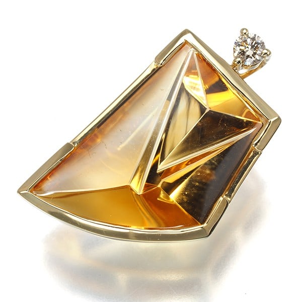 Citrine 5.41Ct Brown Diamond 0.05Ct Pendant 18K Yg: Citrine 5.41Ct Brown Diamond 0.05Ct Pendant 18K Yg Citrine, a vibrant brown diamond weighing 5.41 carats, takes center stage in this stunning 18k yellow gold pendant. The subtle sparkle of the citrine