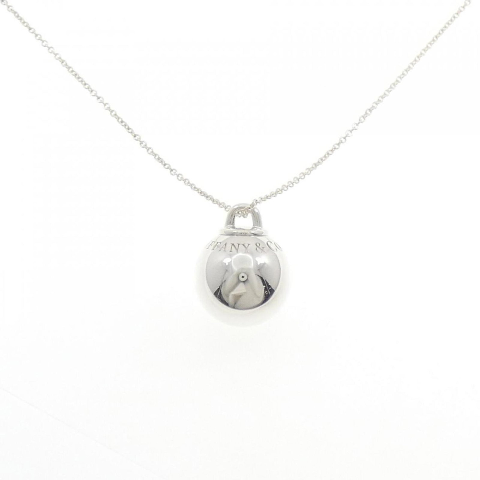 Tiffany ball necklace: Tiffany ball necklace Tiffany ball necklace in sterling silver, featuring a pendant with dimensions 23.7mm x 18.7mm. This used (like new) piece falls within the 71 cm - 82 cm neck circumference range