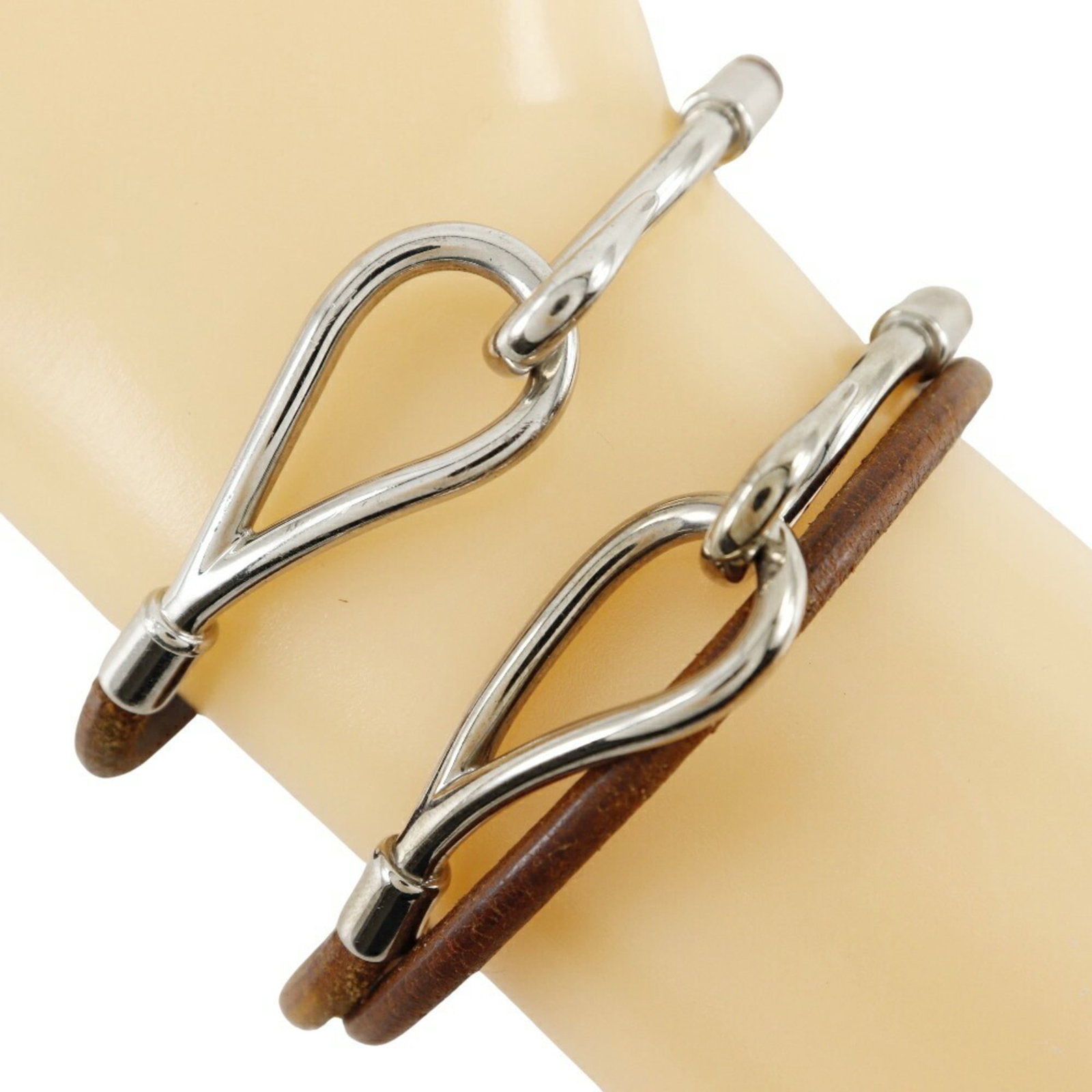 Hermes Charm Bracelet Leather: Hermes Charm Bracelet Leather Brown leather charm bracelet from Hermes, featuring a classic design with subtle signs of wear. The 18cm length and brown color provide a timeless look, while the used