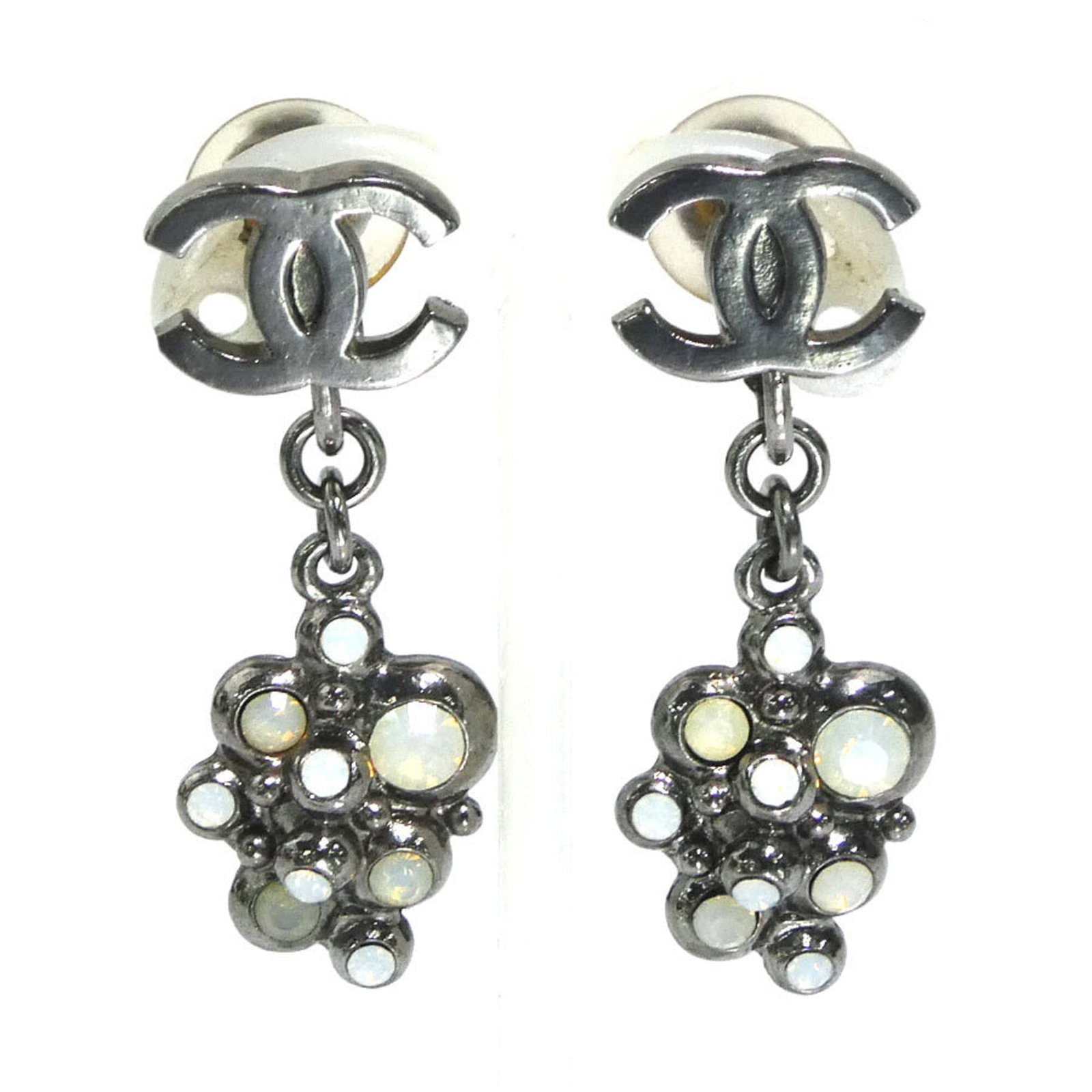 Drop earrings metal by Chanel: Drop earrings metal by Chanel Gunmetal drop earrings by Chanel, featuring metal construction and a worn appearance with traces of usage. The earrings show signs of scratches and dirt but remain in goo