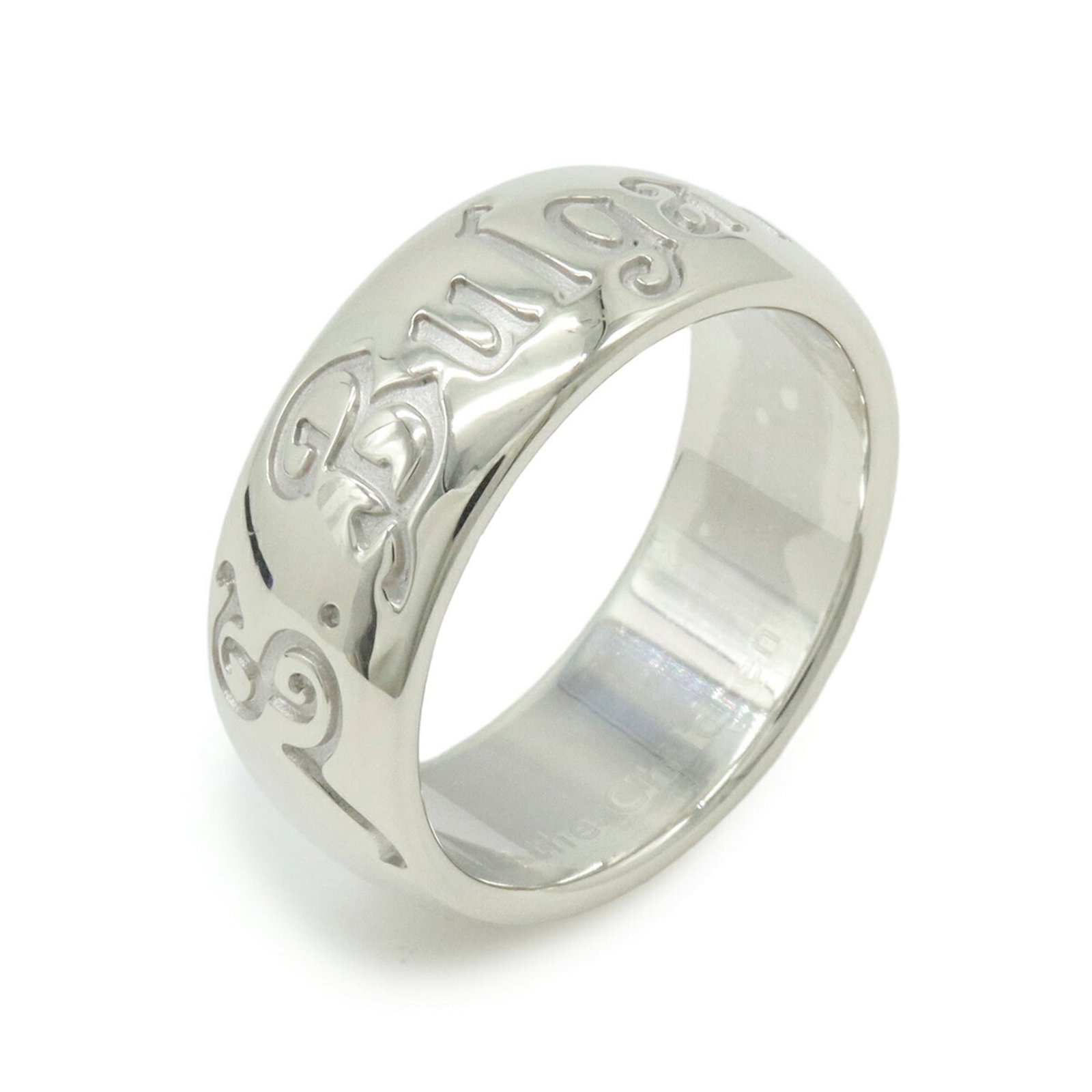 Ring Band Bvlgari Silver 925: Ring Band Bvlgari Silver 925 Silver 925 Band Ring from Bvlgari, featuring a classic design with hardly any traces of usage. This like-new condition ring boasts a sturdy silver construction and a