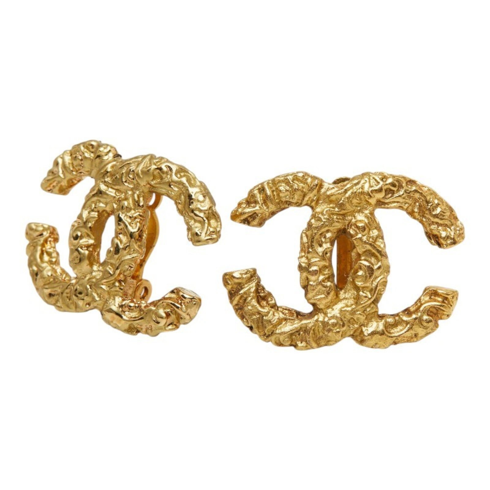 Clip earrings gold plating by Chanel: Clip earrings gold plating by Chanel Clip earrings in gold plating by Chanel, bearing traces of usage with minor scratches and dirt. Measuring 20.70mm x 27.40mm, these small details add a touch to any