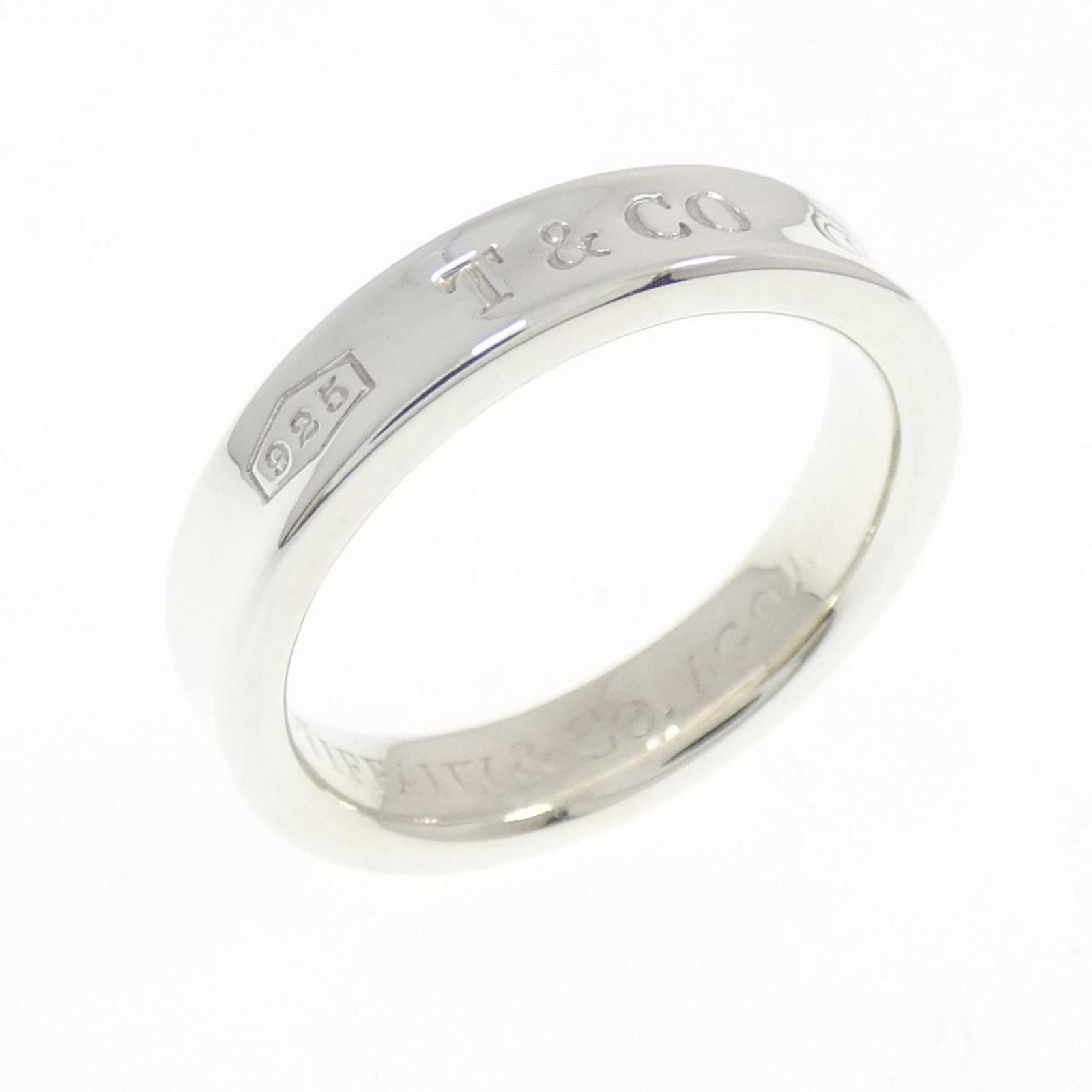 Tiffany Band Ring Silver 925: Tiffany Band Ring Silver 925 Silver band ring from Tiffany, made from high-quality Silver 925 material. The item bears some minor scratches and dirt, but remains in very good condition overall. This