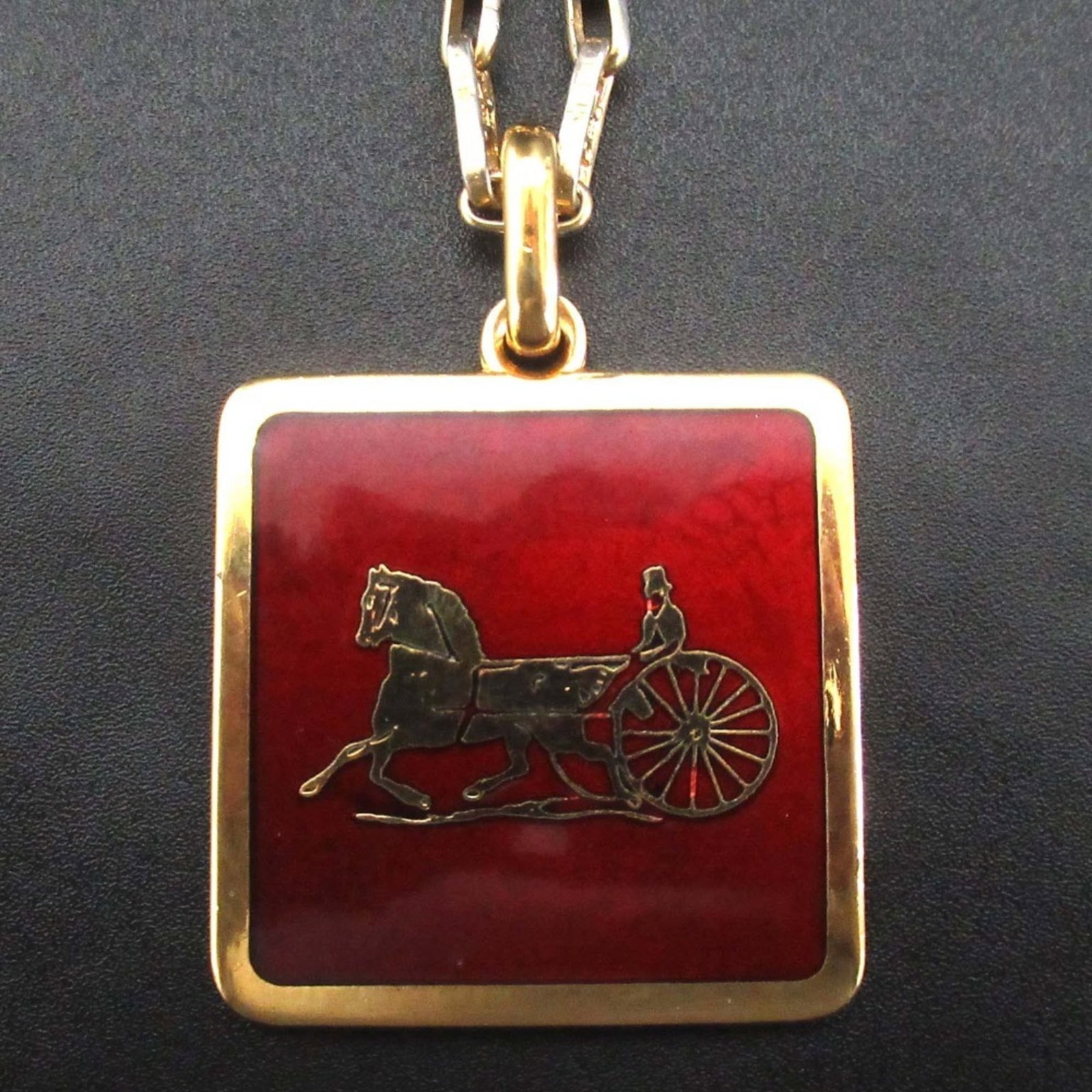 Women's gold chain necklace macadam carriage pendant vintage celine Bordeaux: Women's gold chain necklace macadam carriage pendant vintage celine Bordeaux Bordeaux, gold macadam carriage pendant on a vintage Celine necklace chain. This used (very good) pendant features a few