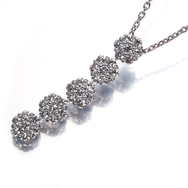 Diamond 0.71Ct Flower 5P Necklace 18K 750 White Gold: Diamond 0.71Ct Flower 5P Necklace 18K 750 White Gold The 0.71Ct diamond flower pendant in 18k white gold is a stunning piece, featuring a natural diamond as the main attraction. This beautiful