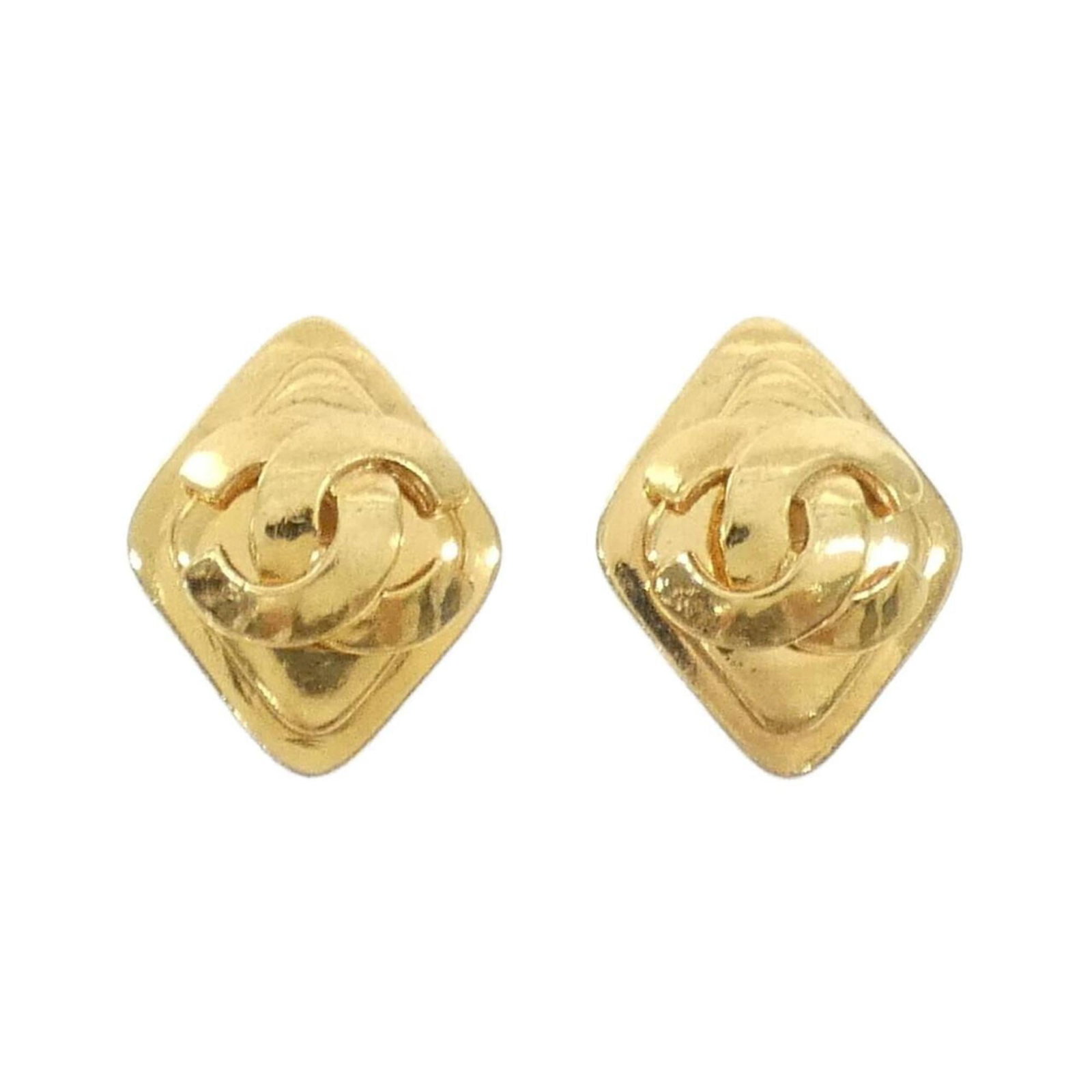 Chanel Clip Earrings: Chanel Clip Earrings Gold clip earrings from Chanel, featuring a vintage design with a few traces of usage visible. The earrings have some minor scratches and dirt but remain in very good condition ov