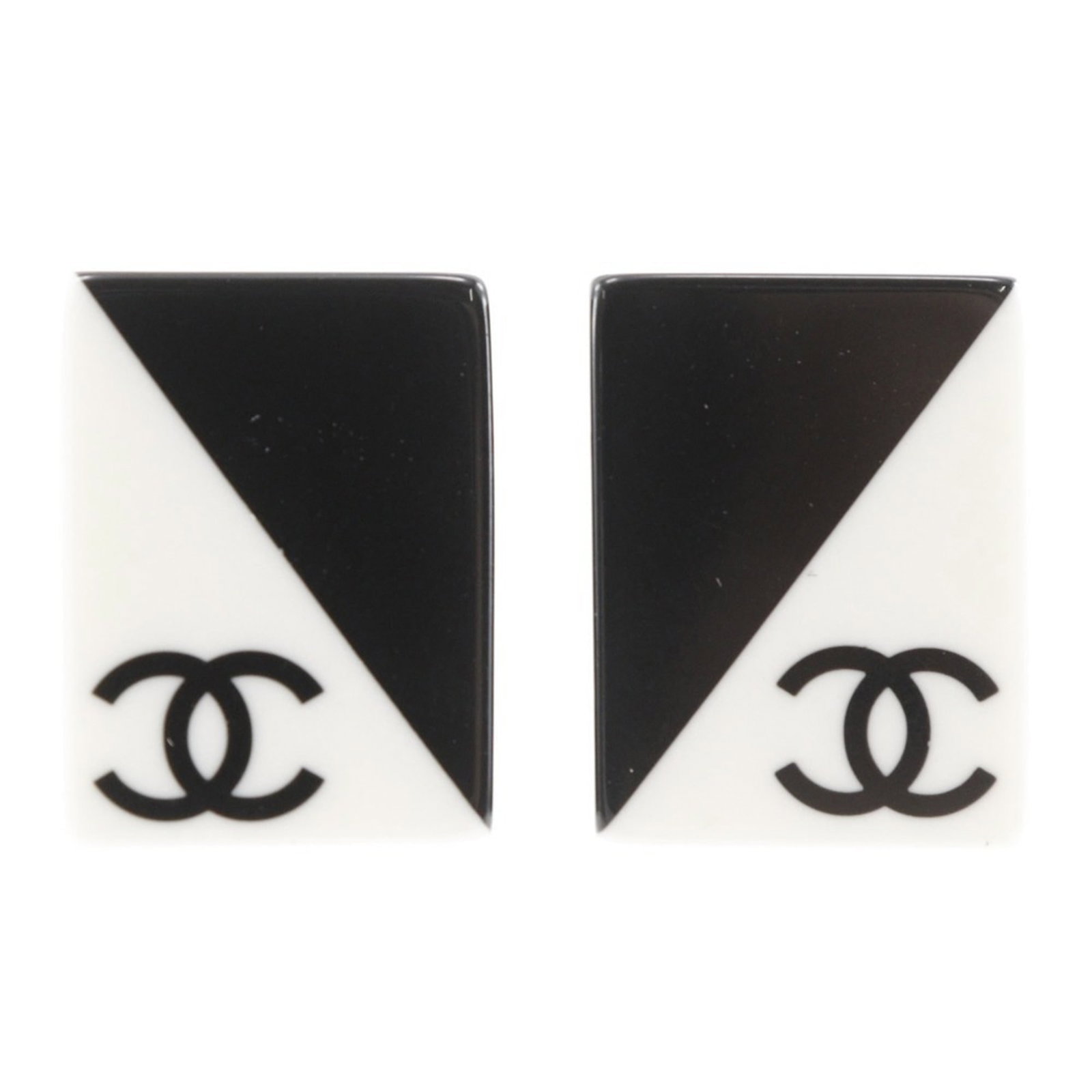 Chanel Clip Earrings Plastic: Chanel Clip Earrings Plastic Chanel Clip Earrings in Black and White are made from high-quality plastic, featuring a sleek and modern design. Measuring approximately 19mm x 14mm, these earrings weigh 