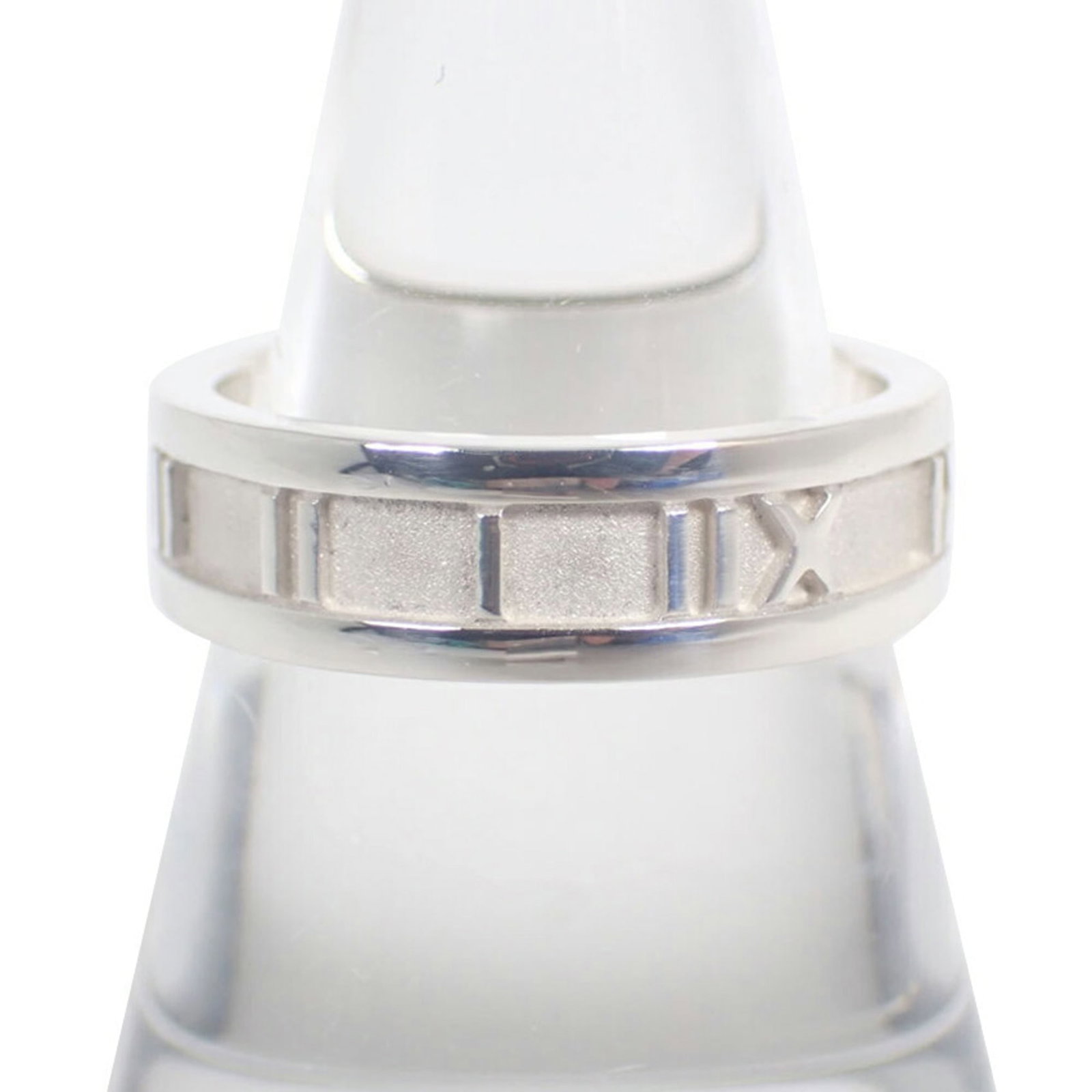 Sterling Silver Ring Tiffany Band: Sterling Silver Ring Tiffany Band Sterling silver ring with the iconic Tiffany band design, crafted from high-quality 925 material and showcasing a sleek, modern look. This like-new condition band fea