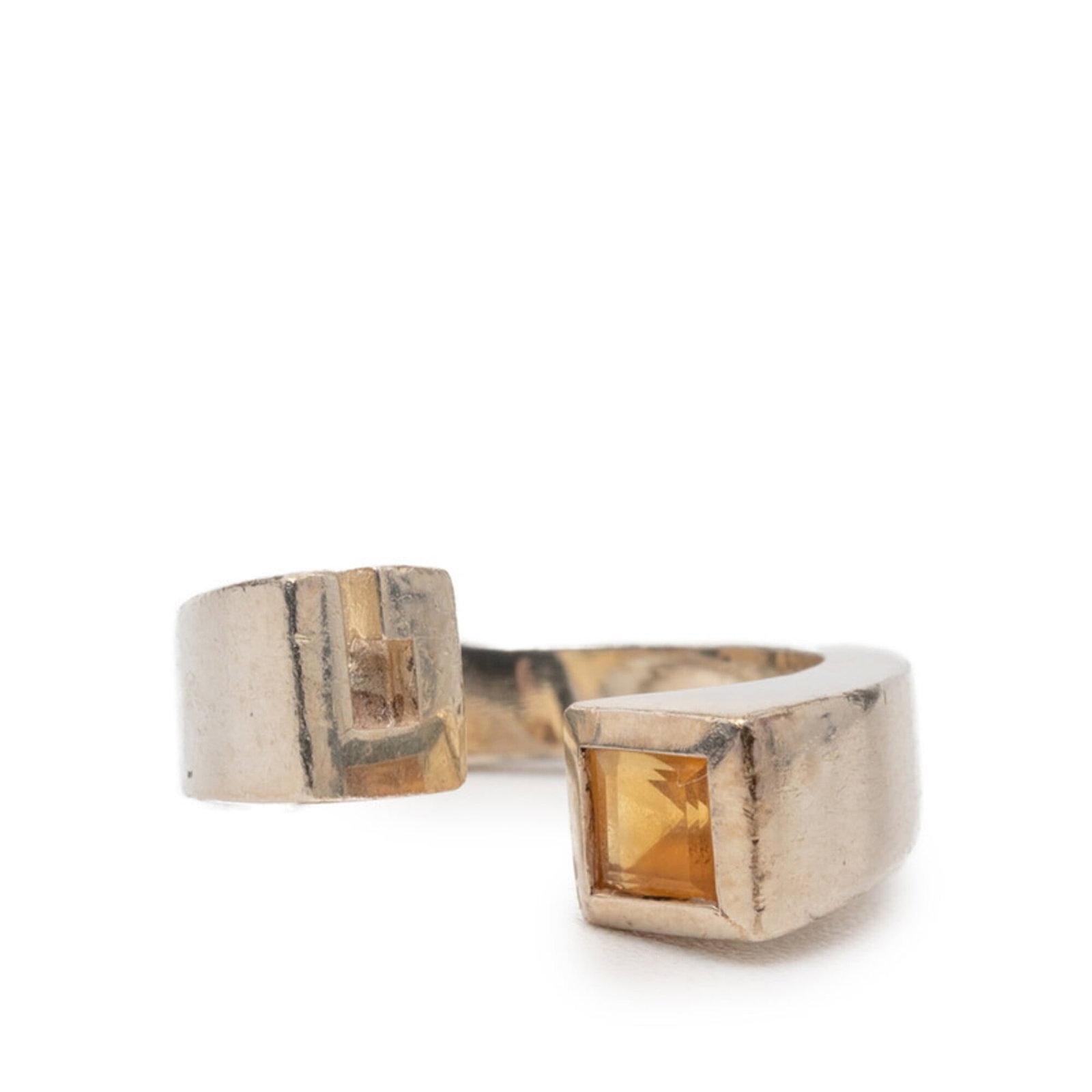 Gucci ring band silver 925: Gucci ring band silver 925 Silver 925 Gucci ring band in good condition, with traces of usage and minor scratches visible. This piece bears the signature of the brand, showcasing a sleek silver design