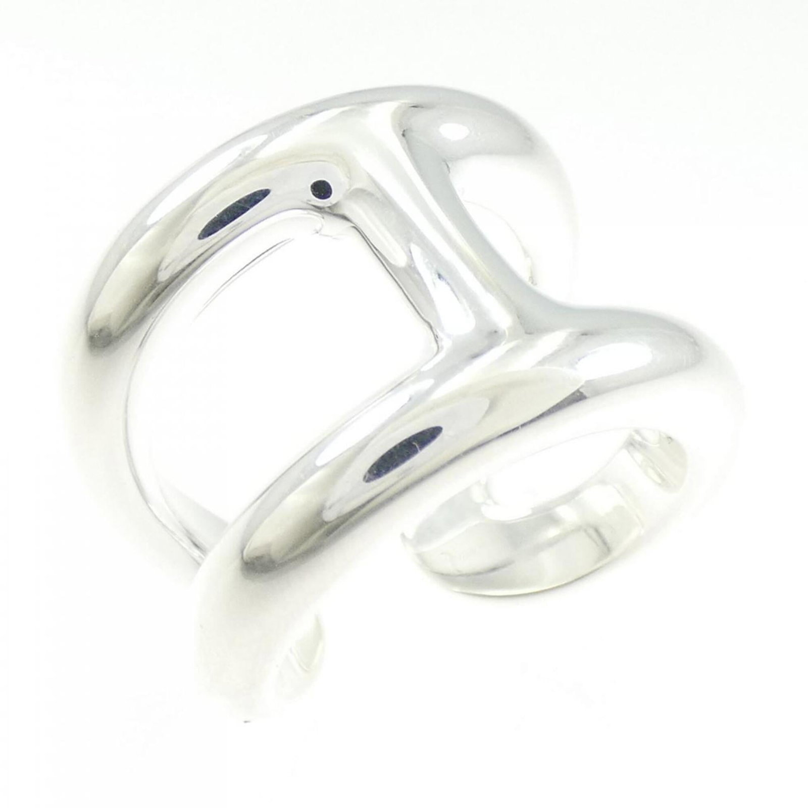 Ring Hermes Silver Band 925: Ring Hermes Silver Band 925 The Hermes Silver Band 925 features a sleek and sophisticated design, crafted from high-quality silver. With a brand size of 52 and corresponding US size 6.5, this band rin