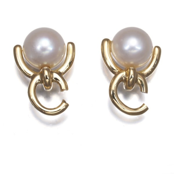 Earrings solitaire pearl 18k yellow gold 5.5mm tiffany co: Earrings solitaire pearl 18k yellow gold 5.5mm tiffany co Solitaire pearl earrings in 18k yellow gold, crafted by Tiffany & Co. with a cultured pearl at its center. The 5.5mm pearl is set in a simple 