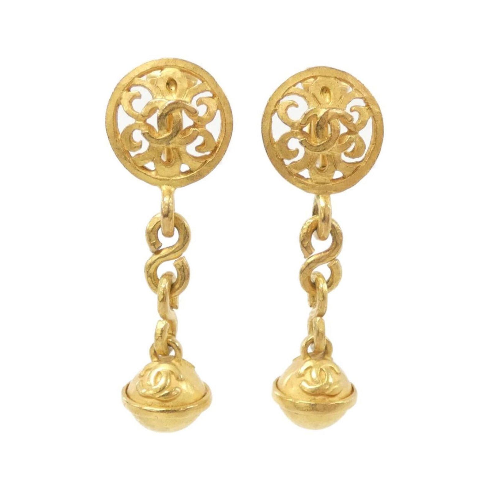 Earrings Drop Chanel: Earrings Drop Chanel Drop earrings in gold, bearing the iconic Chanel brand. The earrings have a few traces of usage and some minor scratches/dirt, but remain in very good condition. Measuring 50mm x 