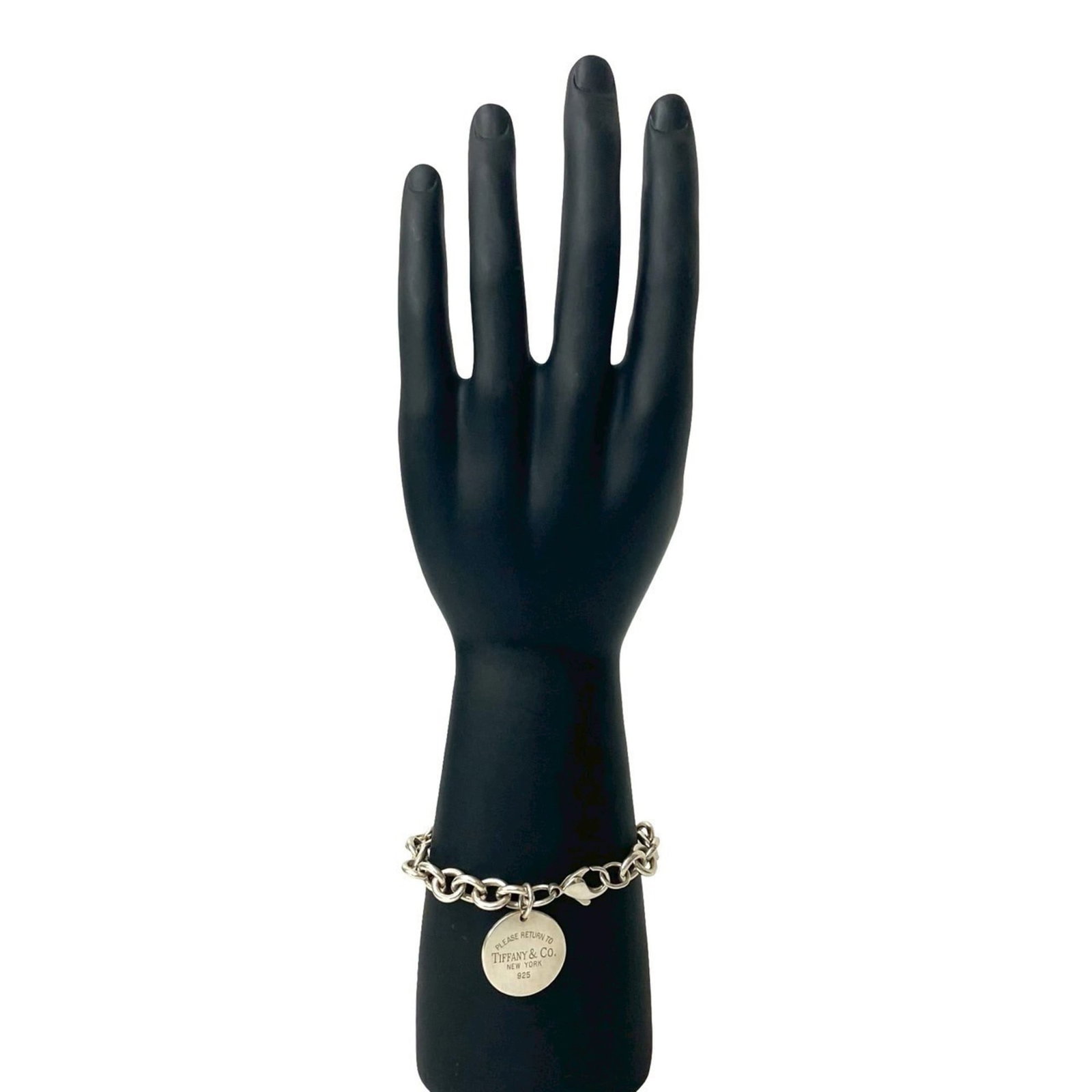 Charm Tiffany Bracelet 925 Silver: Charm Tiffany Bracelet 925 Silver Silver charm bracelet from Tiffany, featuring a classic design with a silver finish. The 19.5cm length provides a comfortable fit for everyday wear. With some signs o