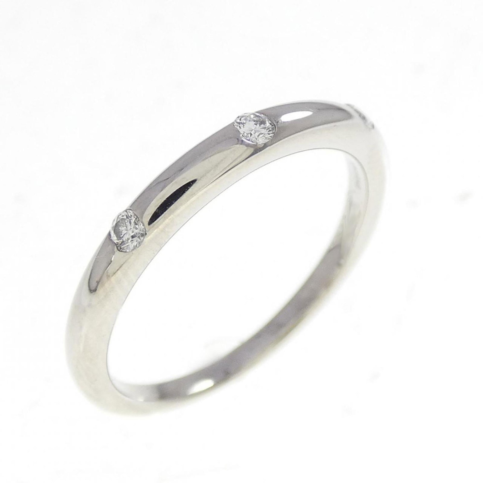 Ring in platinum 950 by Bvlgari: Ring in platinum 950 by Bvlgari Platinum 950 band ring from Bvlgari features a diamond stone. The item bears some scratches and dirt, but remains in very good condition. It is available in size 4.5.