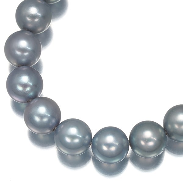 Tasaki Necklace Gray Akoya Pearl 6.7-6.9Mm Silver: Tasaki Necklace Gray Akoya Pearl 6.7-6.9Mm Silver Tasaki Necklace features a stunning Gray Akoya Pearl, measuring 6.7-6.9mm in diameter, set in sterling silver. The necklace showcases the natural
