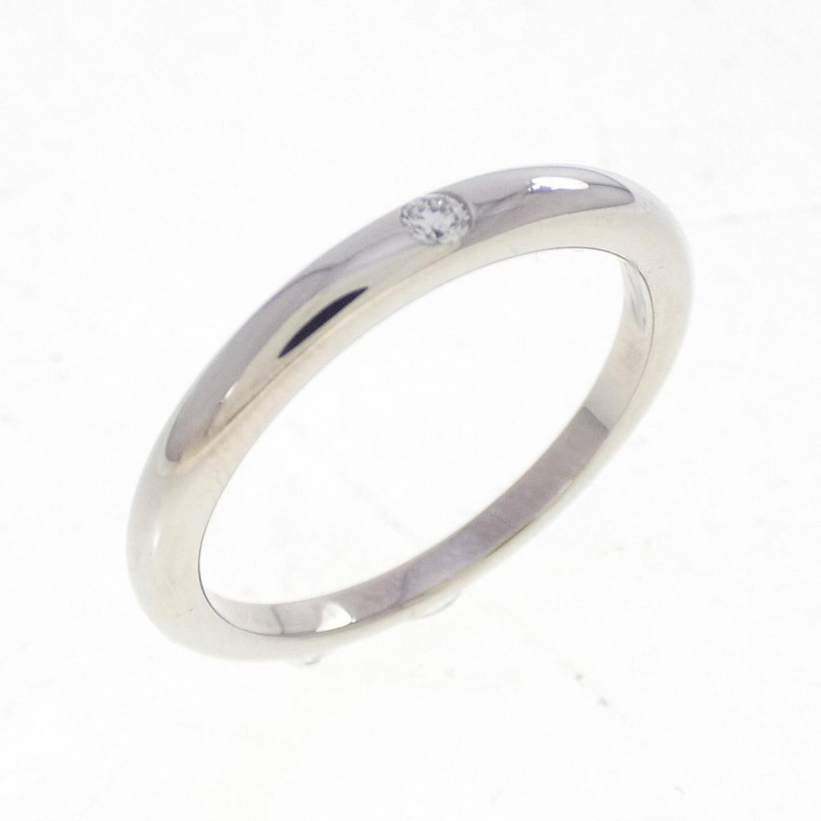 Ring in platinum 950 by Bvlgari: Ring in platinum 950 by Bvlgari Platinum 950 band ring from Bvlgari features a diamond stone and measures 2.1mm in width, weighing 3.5g. The ring has been used but remains in very good condition with