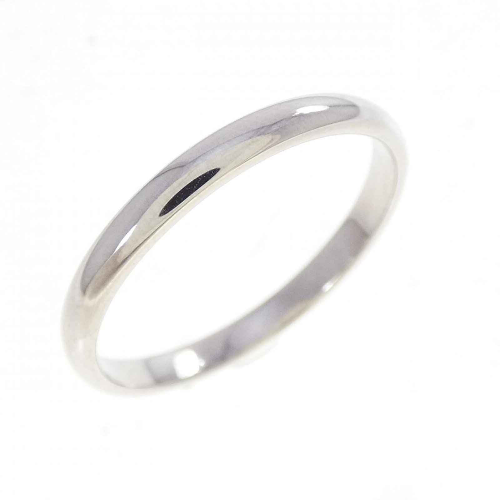 Ring Platinum Cartier Wedding: Ring Platinum Cartier Wedding Platinum Cartier Wedding Ring in excellent condition, featuring the iconic brand's signature style. This used item boasts a platinum 950 material and a size 7.5 fit, maki