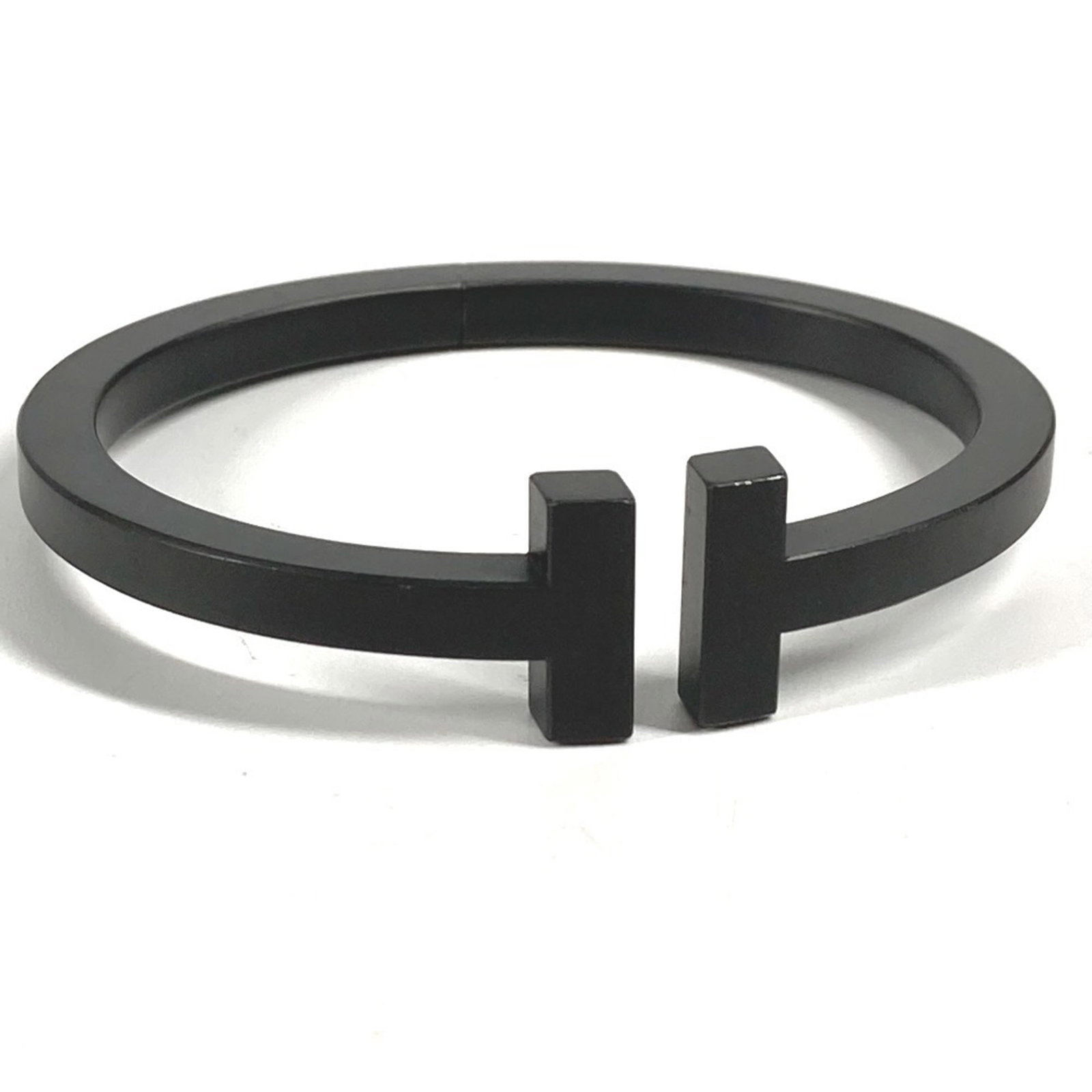 Stainless Steel Tiffany Bangle: Stainless Steel Tiffany Bangle Stainless Steel Tiffany Bangle, a sleek and modern accessory, boasts a durable black finish and measures 16cm in length. This bangle is made from high-quality stainless 