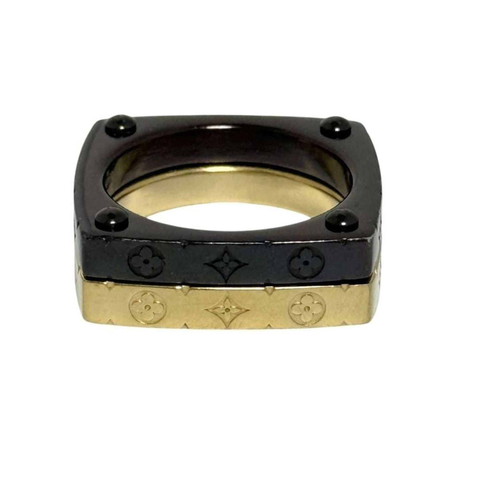 Metal ring band Louis Vuitton: Metal ring band Louis Vuitton Metal band ring from Louis Vuitton, featuring metal construction and a distinctive design. The item shows signs of use, with visible scratches and dirt, but remains in