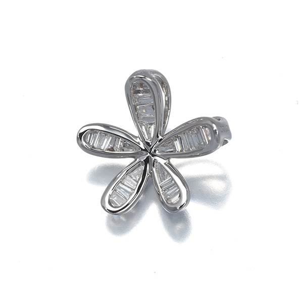 Diamond 0.20Ct Flower Tapered-Cut Baguette-Cut Pendant 18K 750 White Gold: Diamond 0.20Ct Flower Tapered-Cut Baguette-Cut Pendant 18K 750 White Gold 18k white gold pendant showcases a beautiful diamond, cut into a tapered-cut baguette shape. The natural diamond is set in an 