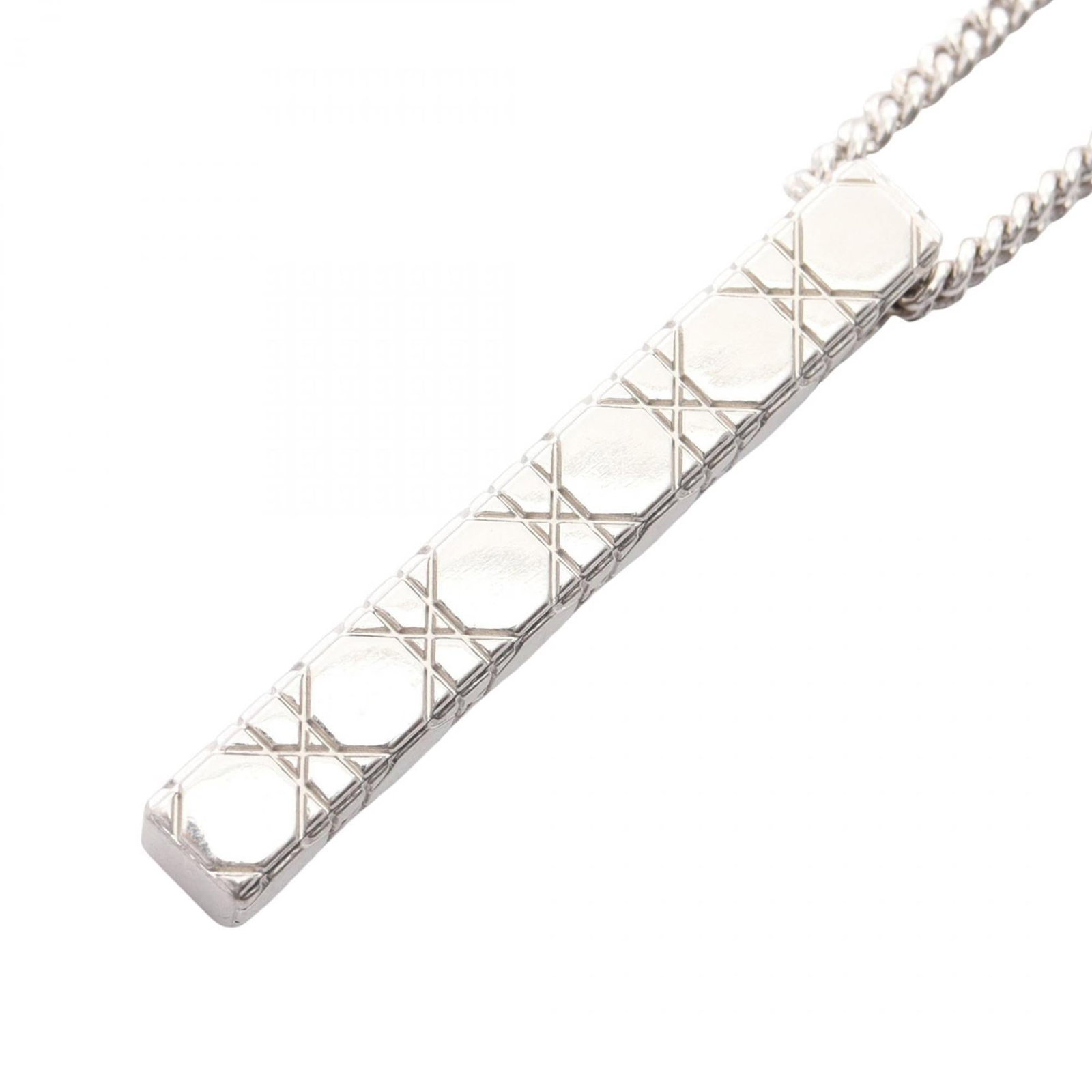 Christian Dior Cannage Necklace Stainless Steel Silver For Women: Christian Dior Cannage Necklace Stainless Steel Silver For Women Stainless steel and silver come together in sleek, modern design with the Christian Dior Cannage Necklace. This versatile piece