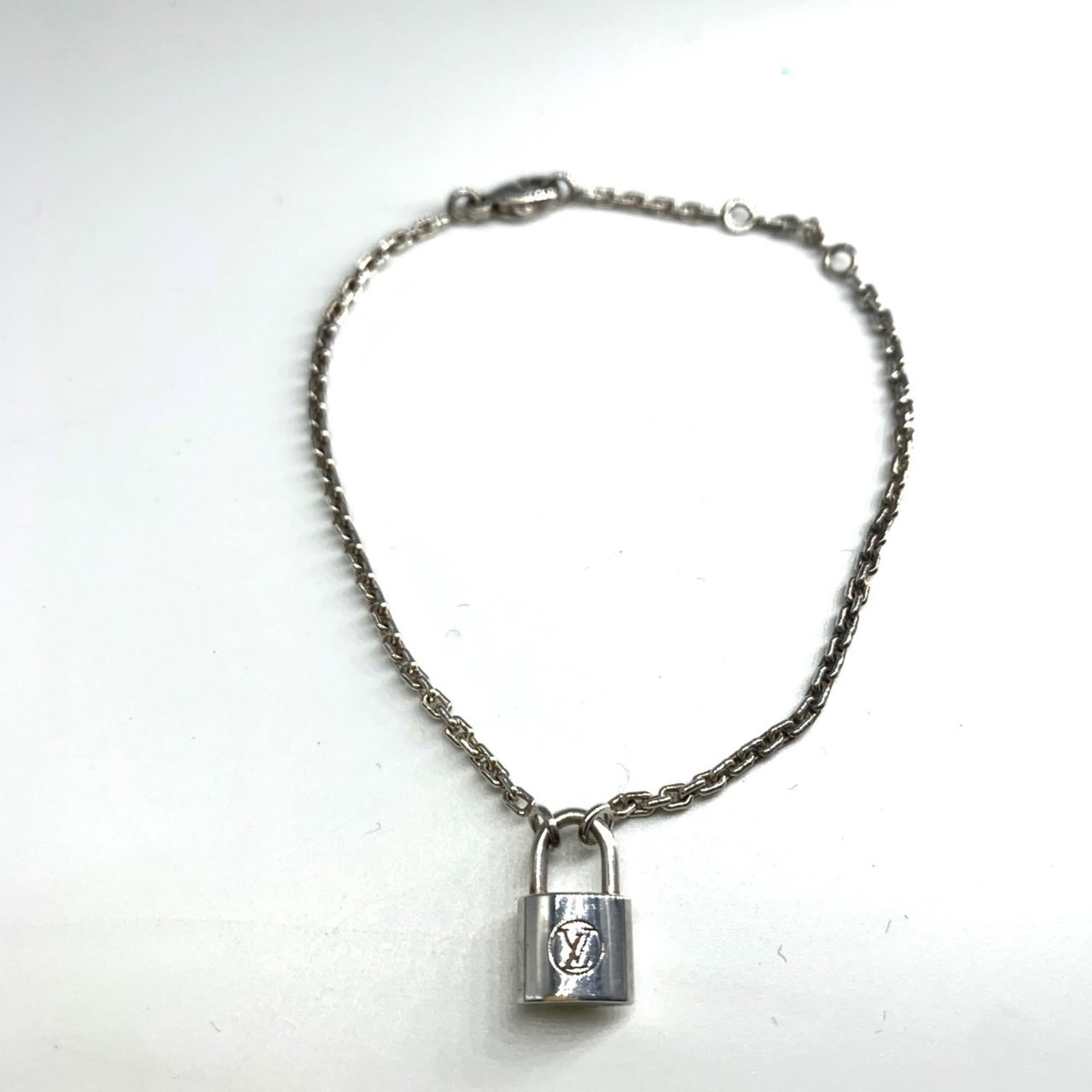 Charm Bracelet Louis Vuitton Silver 925: Charm Bracelet Louis Vuitton Silver 925 Silver 925 charm bracelet from Louis Vuitton, featuring a classic design with subtle signs of wear. The 14cm-17cm length offers versatility for everyday styling