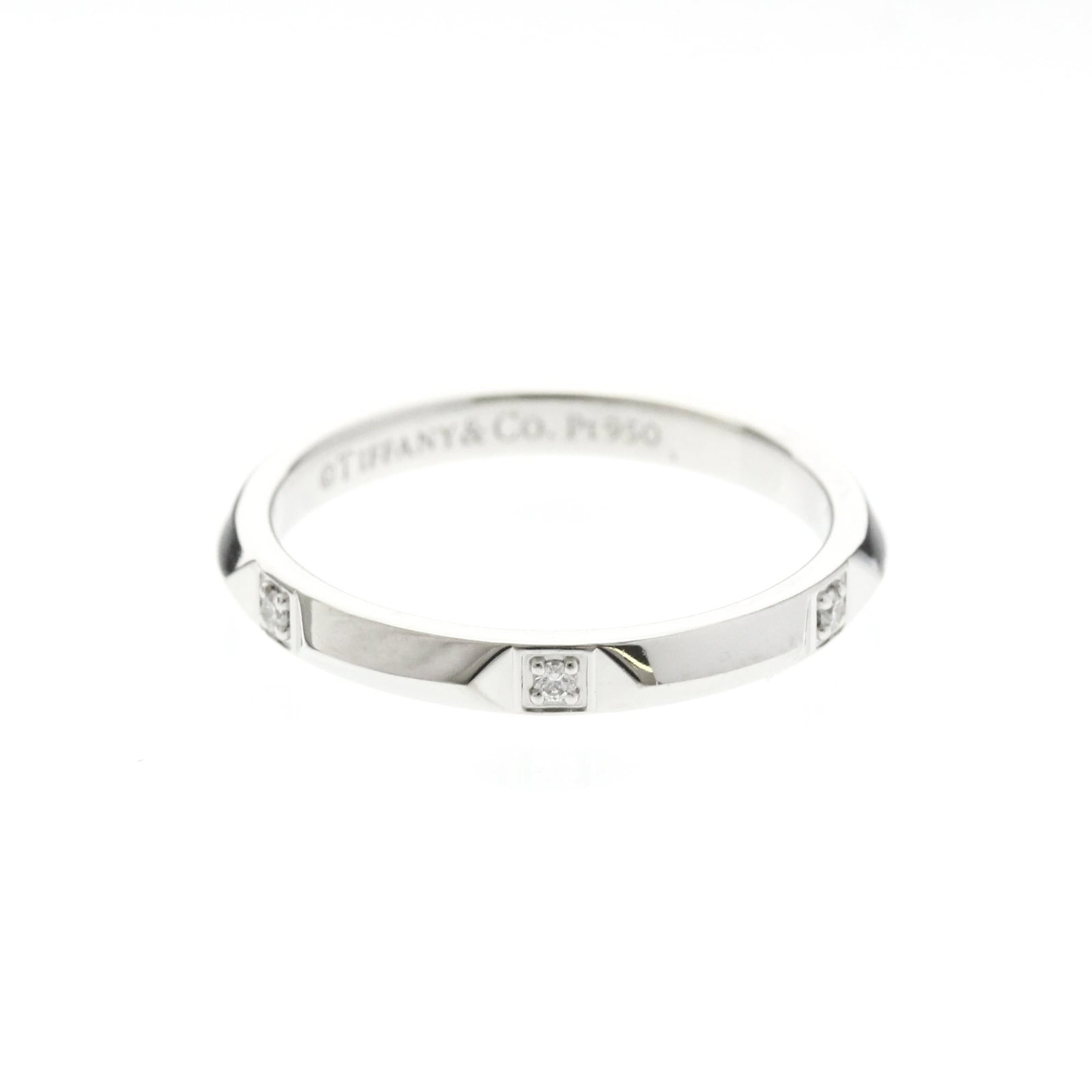 Tiffany band ring platinum: Tiffany band ring platinum Platinum band ring from Tiffany featuring a diamond stone, available in size 7.5 and made with high-quality platinum metal for a luxurious feel. The ring's silver tone