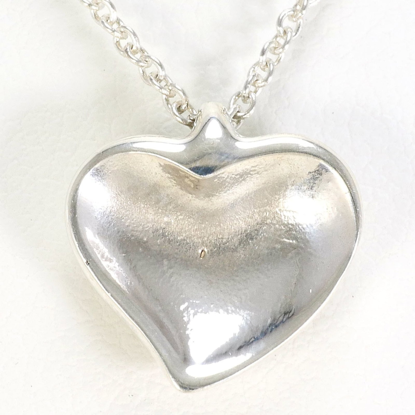 Tiffany & Co. 925 Sterling Silver Necklace Approx. 16.5 Inches (40Cm) Total Weight: 3.9G Like New: Tiffany & Co. 925 Sterling Silver Necklace Approx. 16.5 Inches (40Cm) Total Weight: 3.9G Like New Sterling silver necklace from Tiffany & Co., measuring approximately 16.5 inches in length, with a
