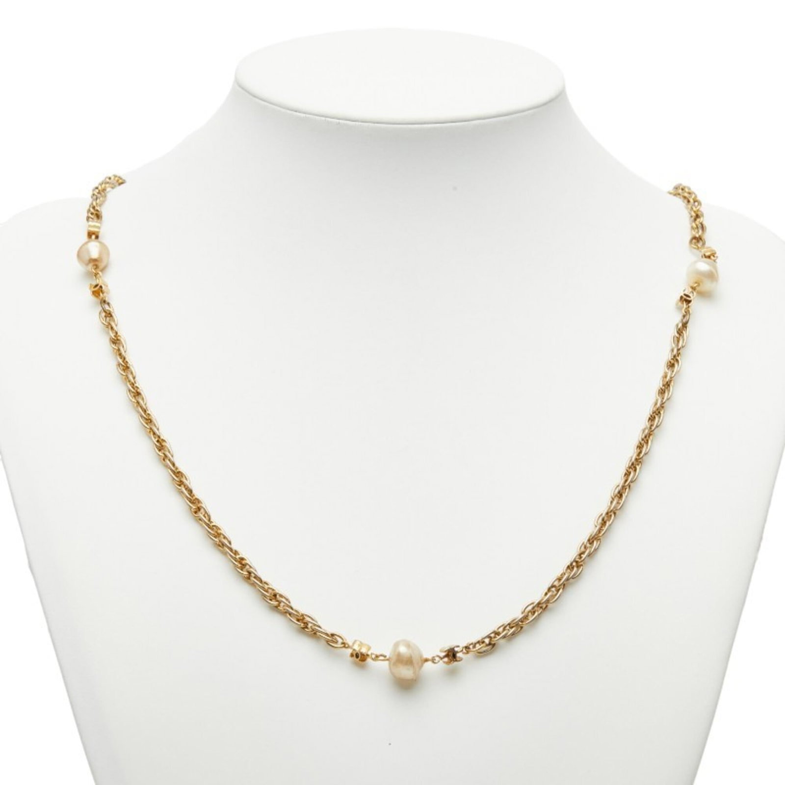 Coco Chanel Vintage Gold Faux Pearl Necklace Women's Mark Chain: Coco Chanel Vintage Gold Faux Pearl Necklace Women's Mark Chain Gold-plated faux pearls add vintage glamour to this Chanel mark chain necklace, which falls at a comfortable 97 cm circumference. With