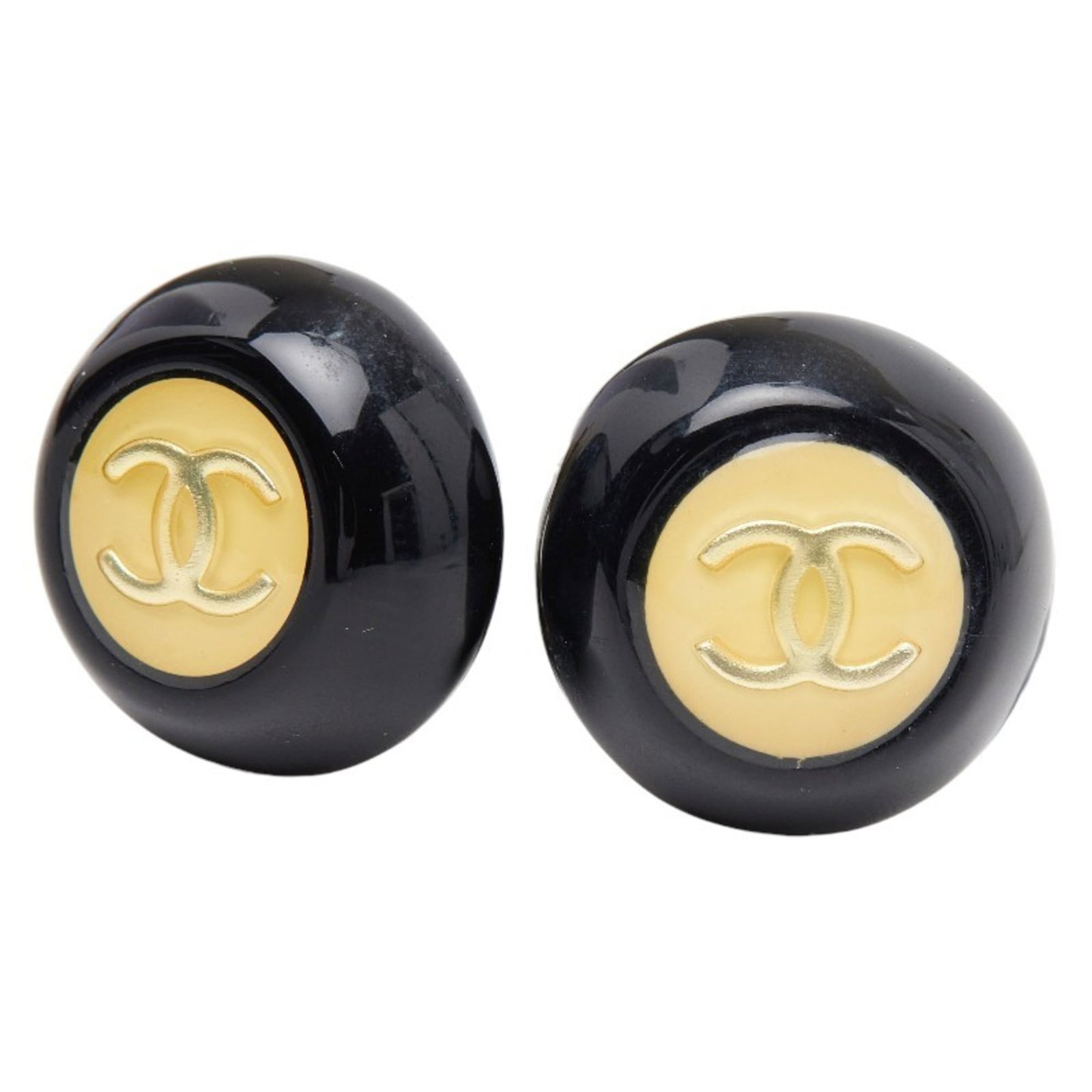 Chanel Clip Earrings: Chanel Clip Earrings Black and gold Chanel clip earrings in excellent condition, with slight signs of usage. The earrings feature the iconic interlocking CC logo, showcasing the timeless design of