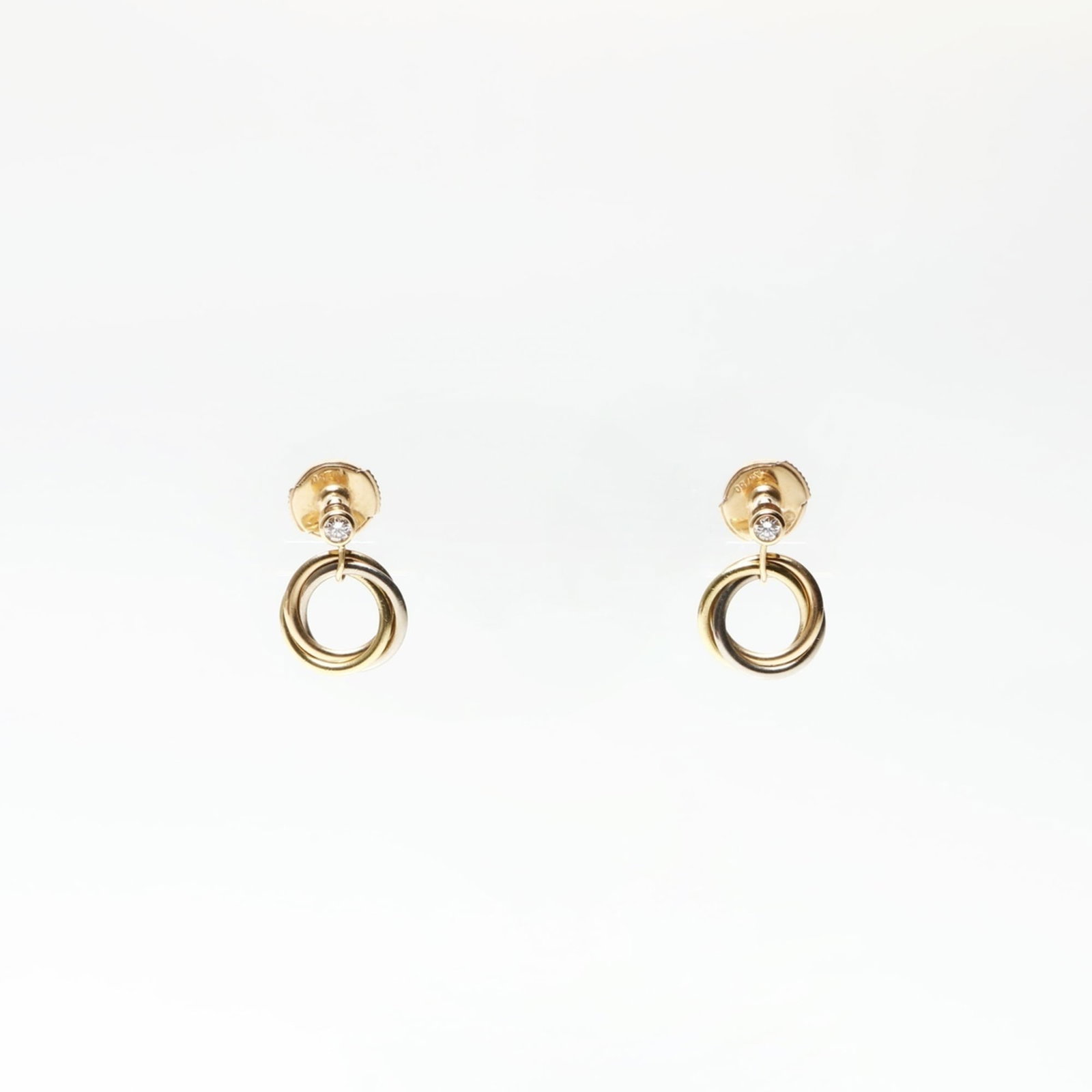 Cartier Stud Earrings Yellow Gold (18K): Cartier Stud Earrings Yellow Gold (18K) Cartier's iconic stud earrings in yellow gold (18K) shine with subtle elegance. Featuring a diamond stone, these classic earrings exude timeless