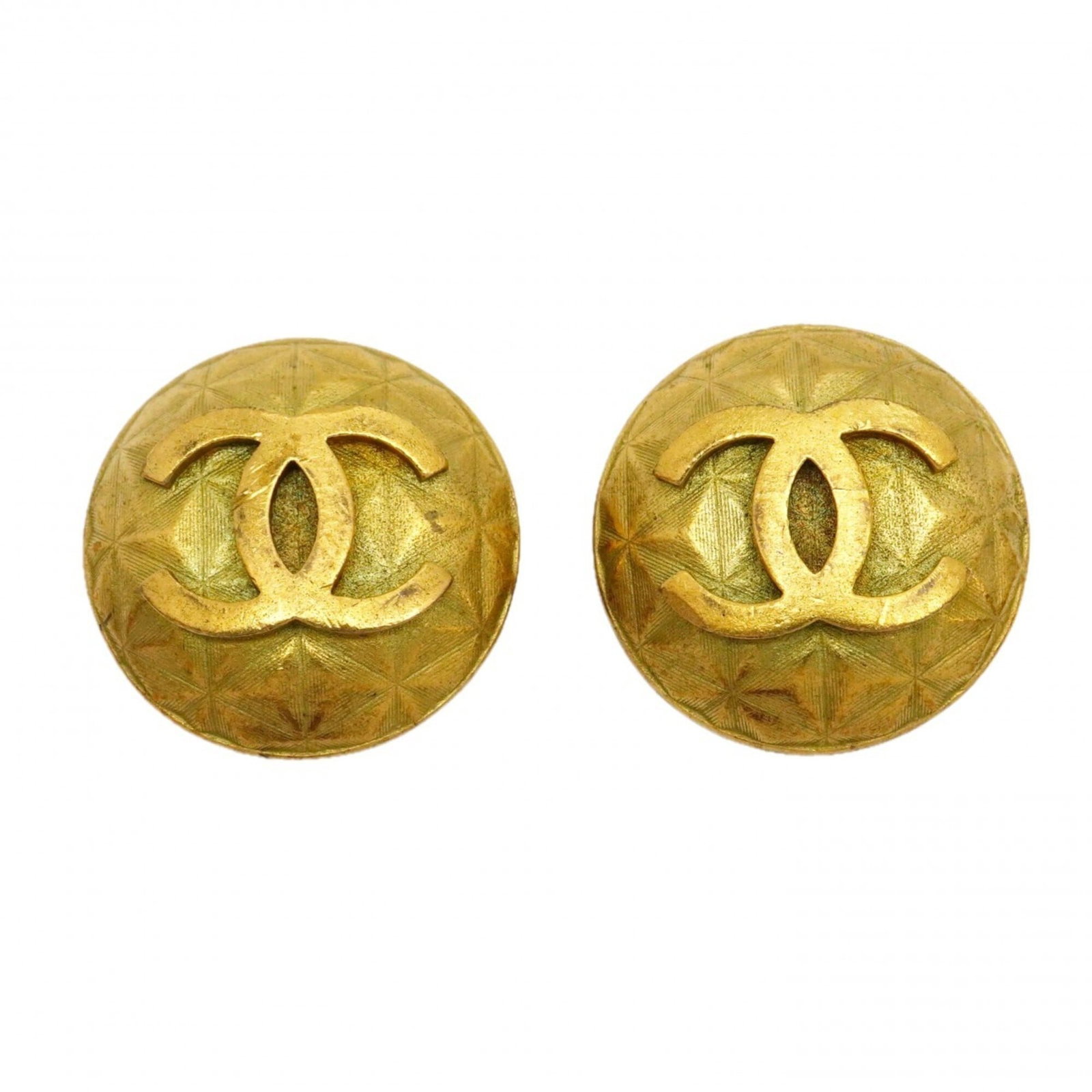 Clip earrings gold plating by Chanel: Clip earrings gold plating by Chanel Clip earrings in gold plating from the renowned fashion house Chanel. These elegant accessories feature a classic design with a subtle shine, adding a touch of sop