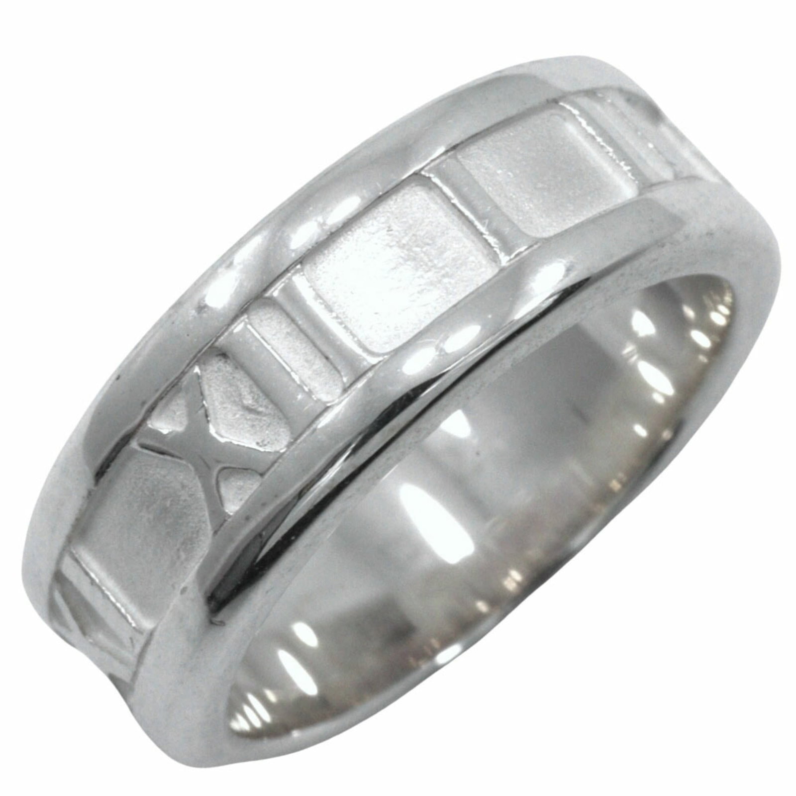 Tiffany Band Ring Silver 925: Tiffany Band Ring Silver 925 Silver band ring from Tiffany, featuring a 6mm width and inner diameter of 15.20mm, made from high-quality sterling silver (925). This used item shows traces of usage with
