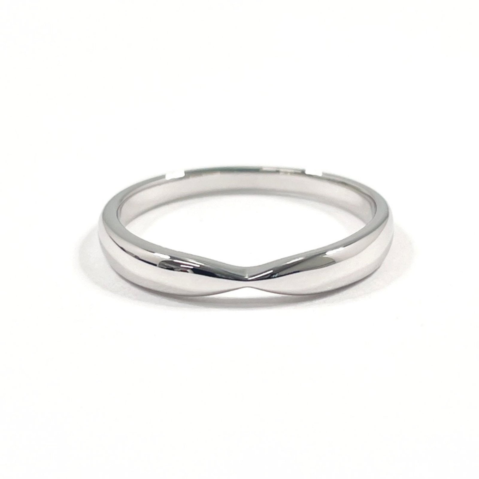 Platinum ring by Tiffany band: Platinum ring by Tiffany band Platinum ring by Tiffany features a silver band with a platinum 950 material, available in US size 7.5. The item has some traces of usage and minor scratches/dirt, but re