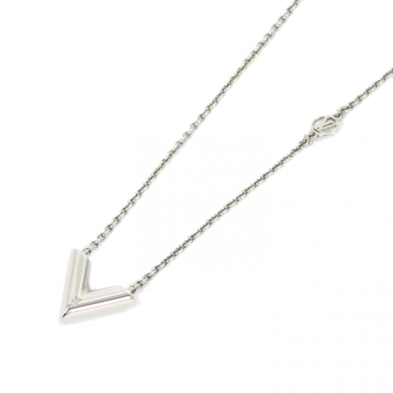 Louis Vuitton necklace Essential M63197: Louis Vuitton necklace Essential M63197 Silver Louis Vuitton necklace with a 15mm x 12mm pendant, available in a 45 cm circumference. The piece bears some scratches and dirt but remains in very good c
