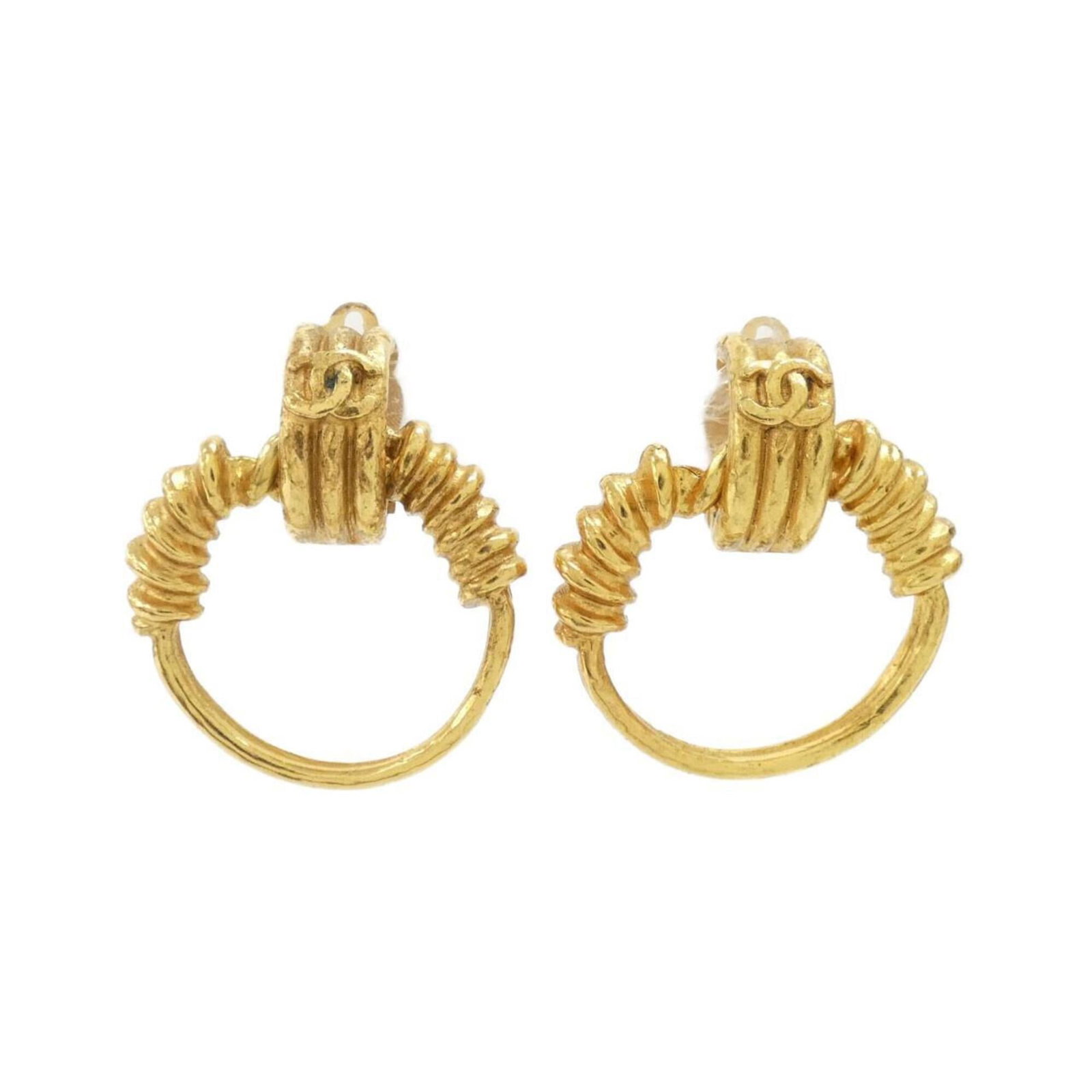 Chanel Clip Earrings: Chanel Clip Earrings Gold Chanel clip earrings with a classic design, measuring 40mm x 40mm. Traces of usage and minor damages can be seen, but they remain in acceptable condition for continued wear.