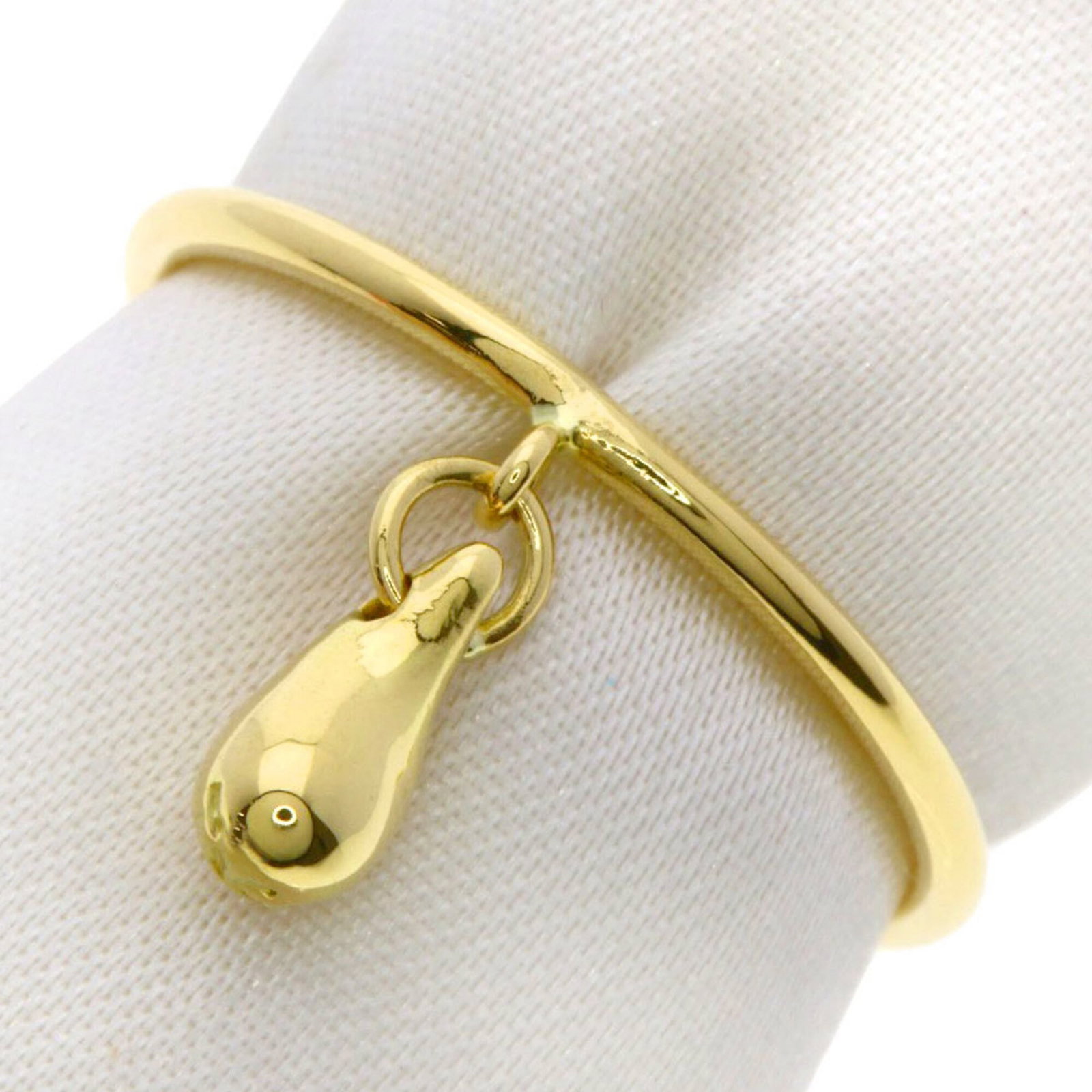 Tiffany Ring Gold Yellow 18K: Tiffany Ring Gold Yellow 18K Yellow gold 18K band ring from Tiffany, featuring a classic design with subtle wear. The item bears some scratches and dirt but remains in very good condition overall. A f