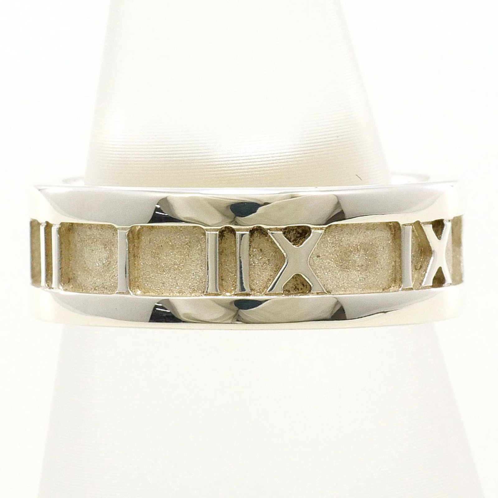 Tiffany Band Ring Silver 925: Tiffany Band Ring Silver 925 Silver 925 band ring from Tiffany, featuring a sleek design. Made from high-quality silver, this ring is in like new condition with hardly any signs of wear. A nice, used 