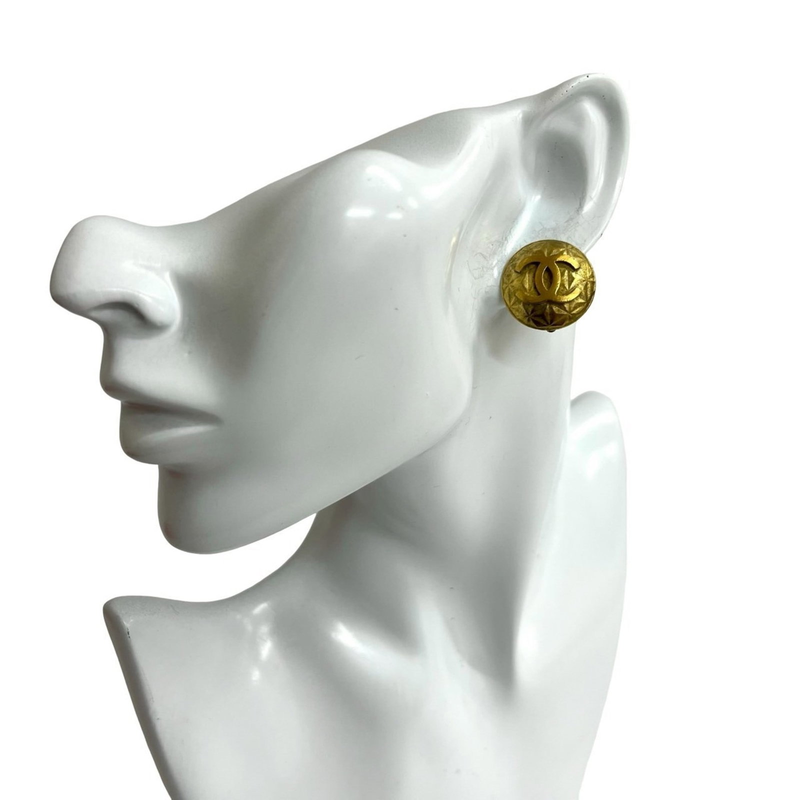 Clip earrings gold plating by Chanel: Clip earrings gold plating by Chanel Clip earrings in gold plating by Chanel, featuring a classic design with subtle details. Measuring 20mm x 20mm, these clip earrings are made from gold plating and 
