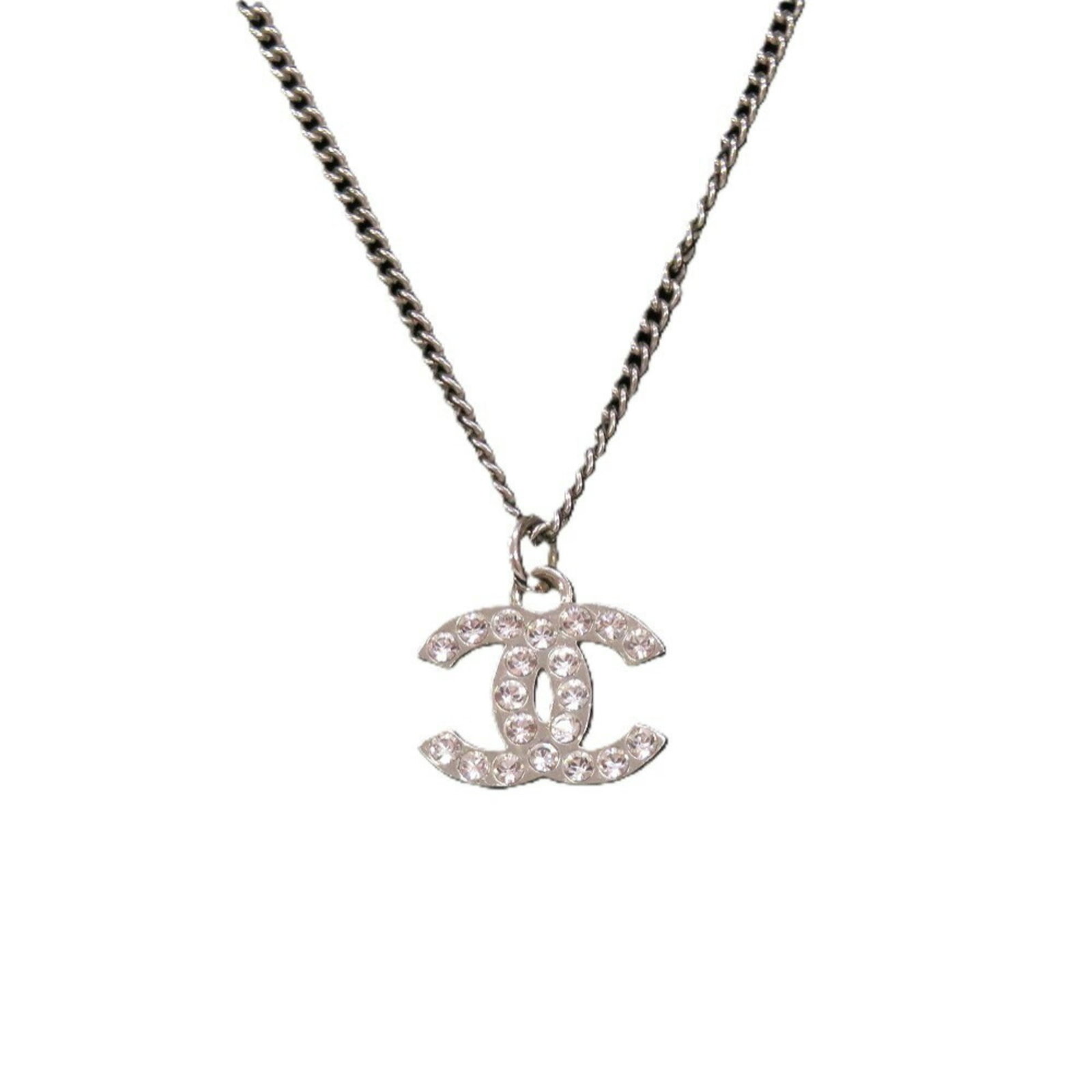 Coco Chanel Mark 0834 Silver A28942 Rhinestone Metal Necklace: Coco Chanel Mark 0834 Silver A28942 Rhinestone Metal Necklace Silver rhinestone metal necklace from Coco Chanel, featuring a 43.5 cm chain and an 11mm x 14mm pendant, showcasing the brand's signature