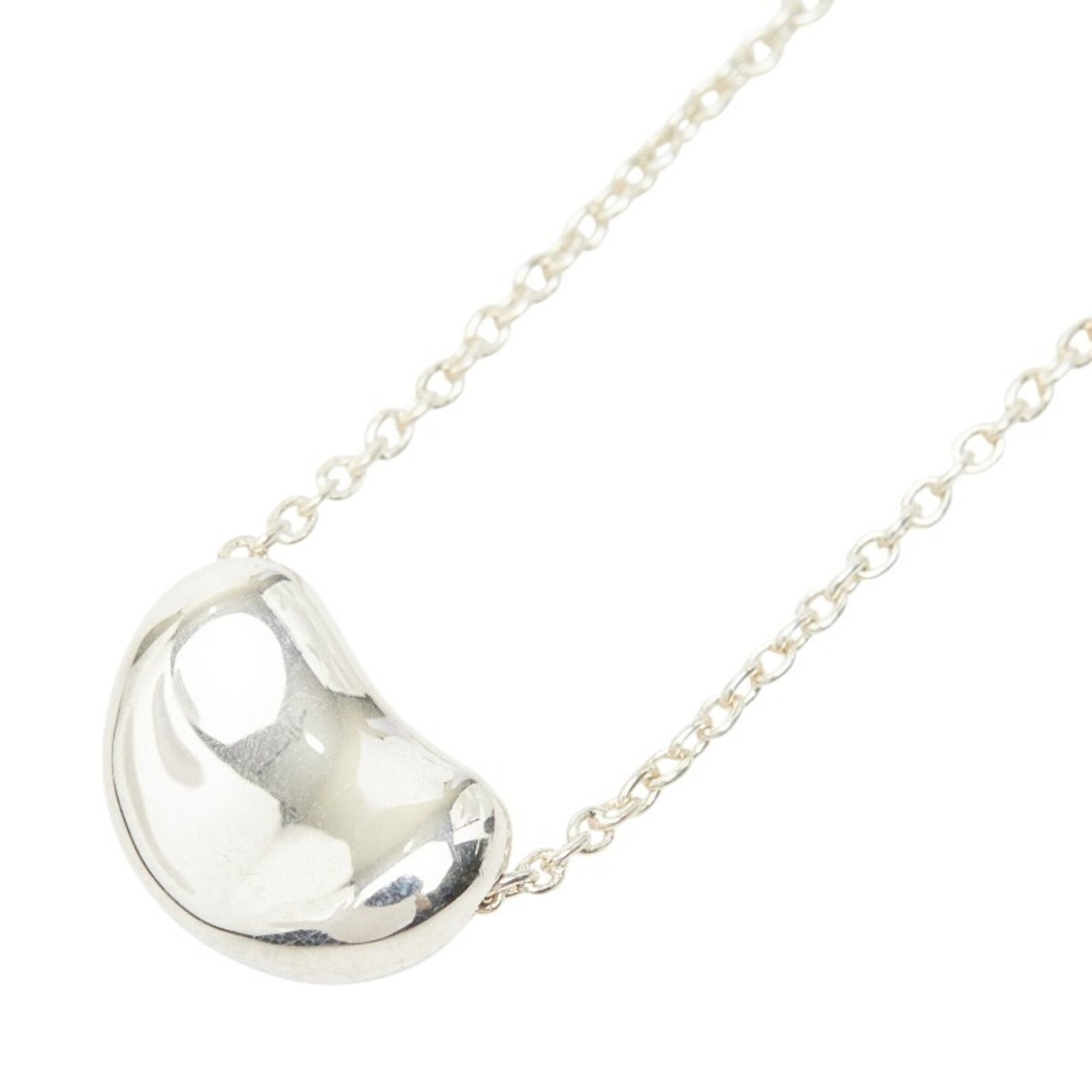 Tiffany Co Elsa Peretti Sv925 Silver women's chain pendant necklace with bean motif: Tiffany Co Elsa Peretti Sv925 Silver women's chain pendant necklace with bean motif Tiffany Co's Elsa Peretti design shines in this elegant silver necklace, featuring a striking bean motif. The 41cm