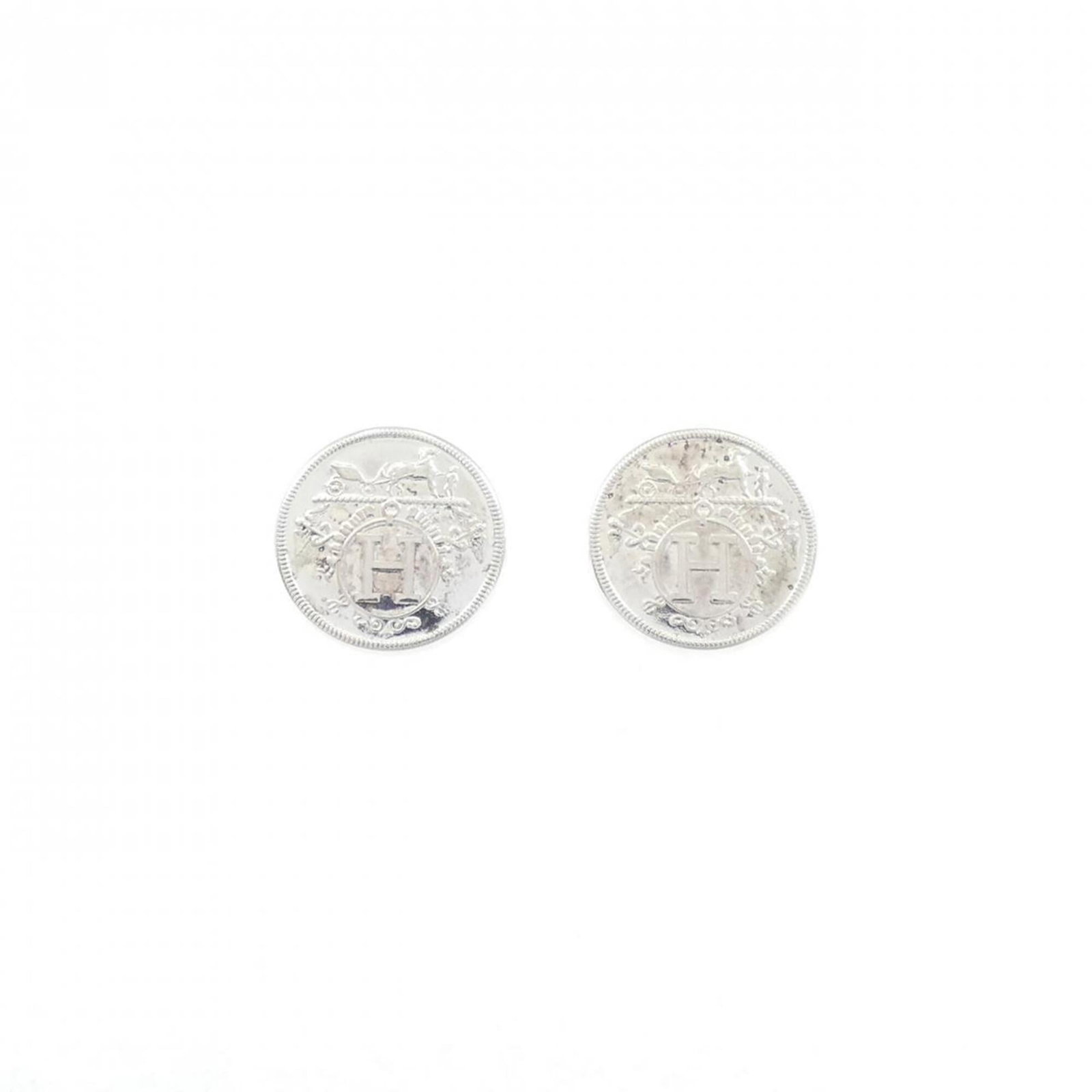 Hermes 925 Silver Earrings Stud: Hermes 925 Silver Earrings Stud Stud earrings featuring Hermes 925 silver, bearing a few traces of usage and minor scratches/dirt. Made from high-quality silver, these stud earrings showcase the iconi