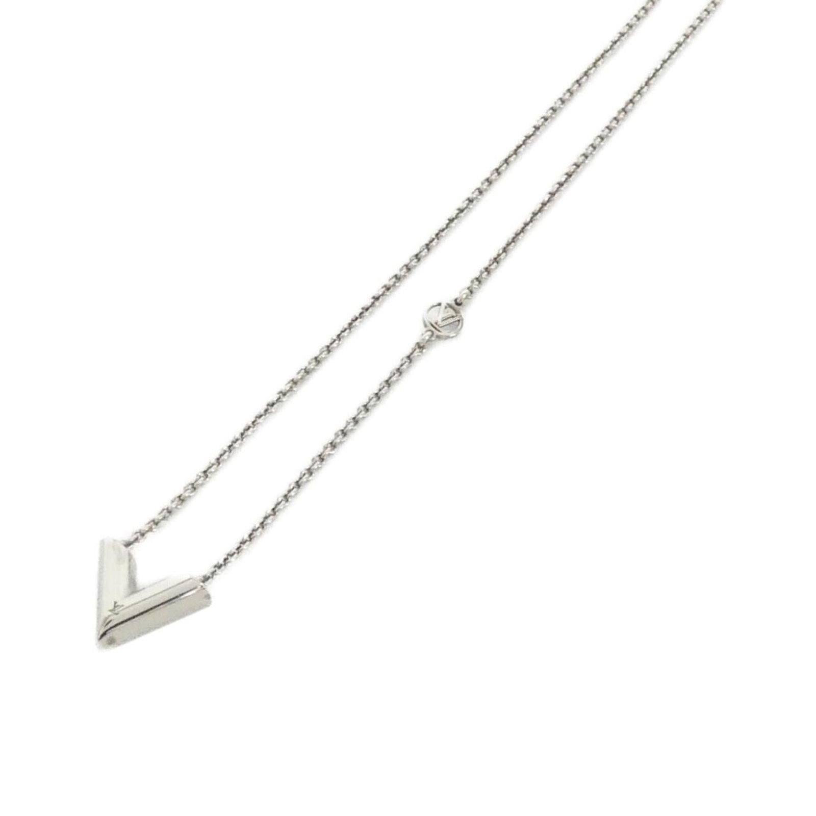 Louis Vuitton necklace Essential M63197: Louis Vuitton necklace Essential M63197 Silver Louis Vuitton necklace with a 15mm x 15mm pendant, suitable for women with neck circumferences between 39 cm and 45 cm. The necklace bears a few traces o